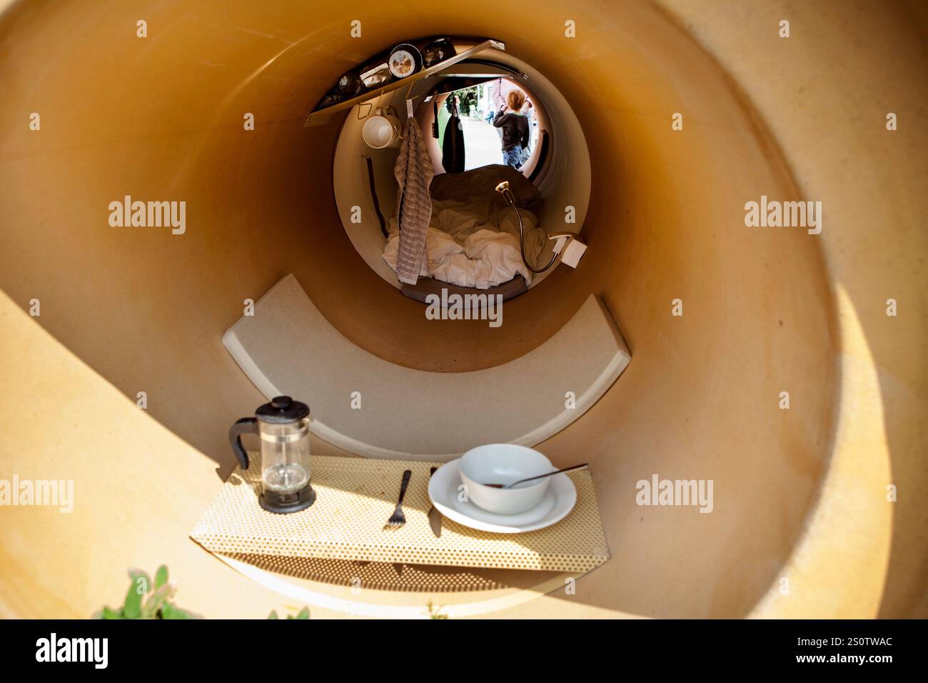 Housing Pipes, Conceptual Artwork; 'When We were Exhaling Images' von der Künstlerin Hiwa K, documenta 14 Ausstellung, 2017, Kassel, Deutschland, Europa Stockfoto