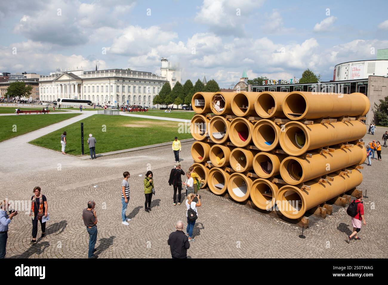 Housing Pipes, Conceptual Artwork; 'When We were Exhaling Images' von der Künstlerin Hiwa K, documenta 14 Ausstellung, 2017, Kassel, Deutschland, Europa Stockfoto