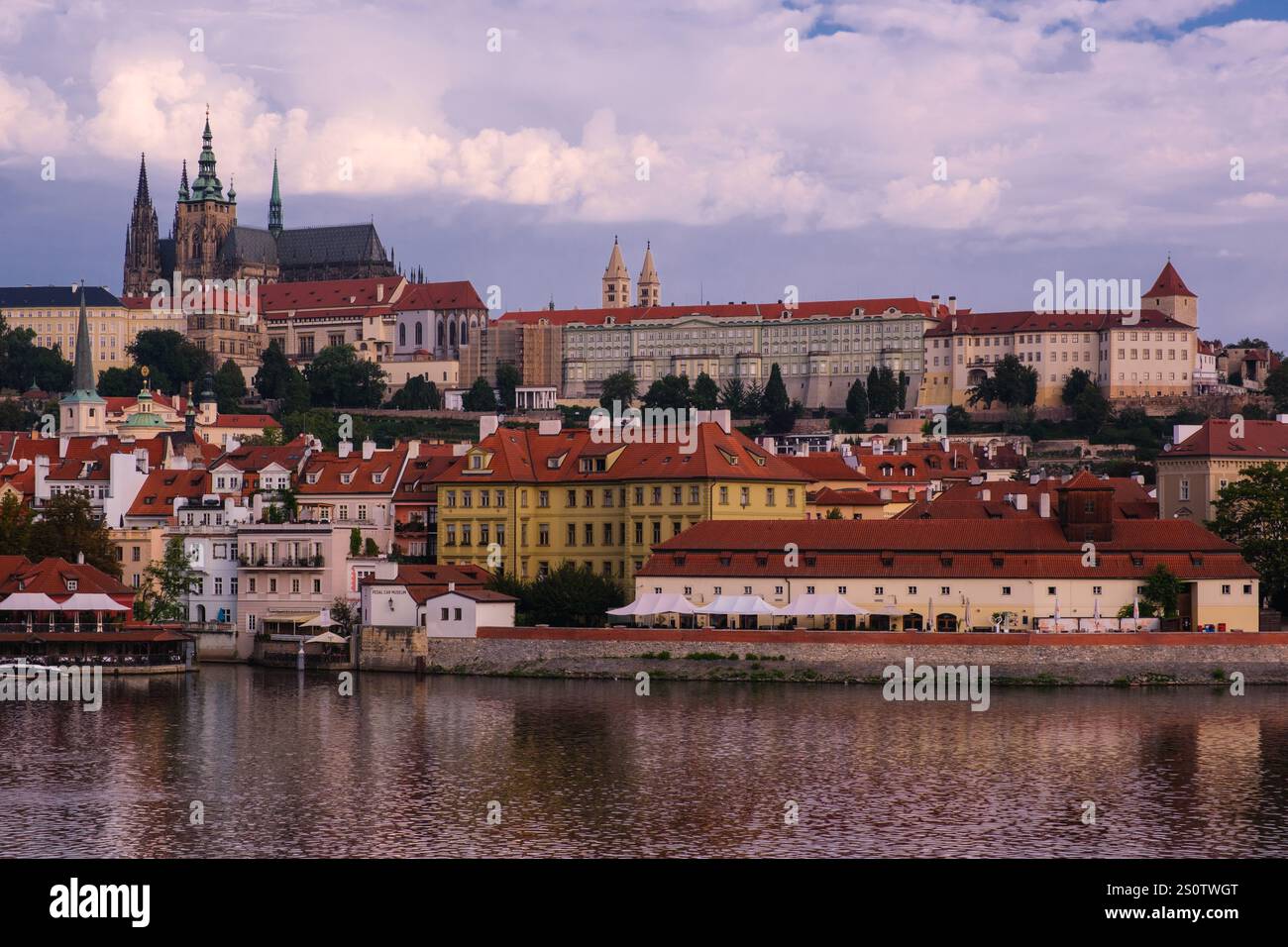 Blick auf Kleinstadt mit Prager Burg, Veitskirche, Moldau. Prag, Tschechien, Tschechische Republik, Stockfoto
