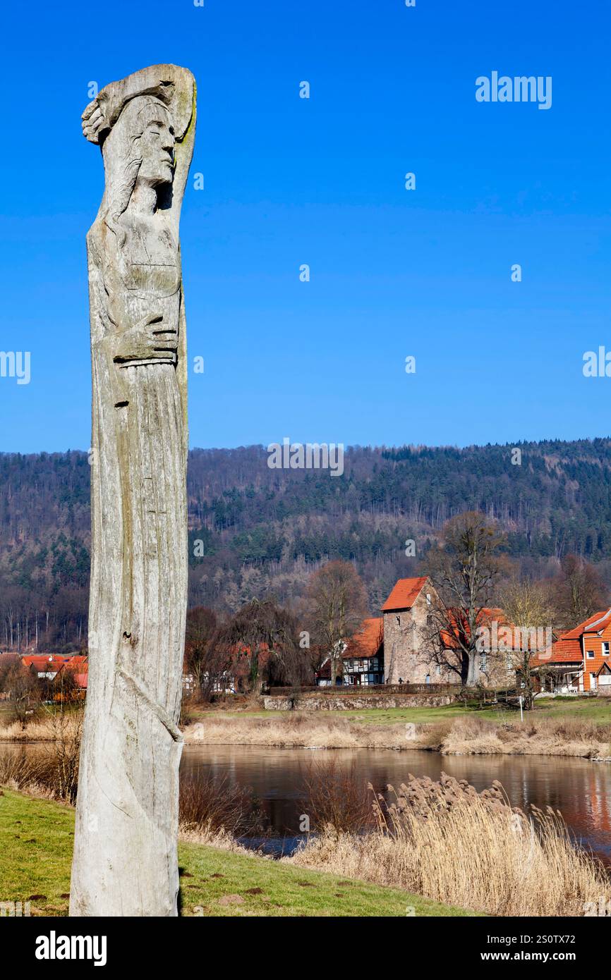 Holzskulptur von Rolf Steiner, Brama, Tochter des Riesen Kruko, Legende der Trendula aus Trendelburg, Blick über die Weser von Veckerhage Stockfoto