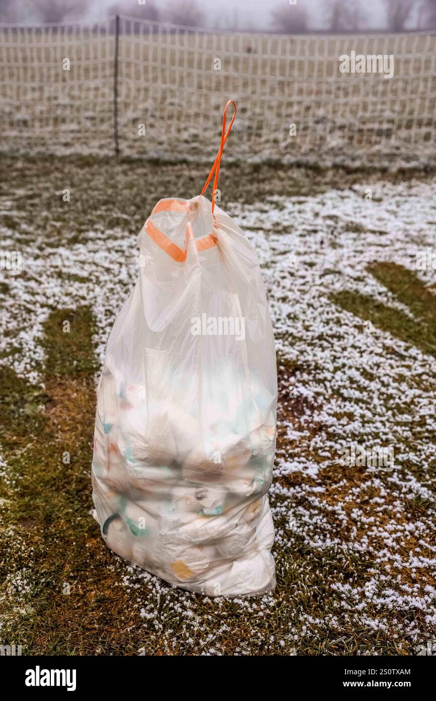 29.12.2024, Ranshofen, AUT, unterwegs in Oberösterreich, Themenbild, Verschiedene Themenbilder, Symbolbild, Windel, Müllsack, Windelsack, im Bild Windeln, Abfall, Müll, Entsorgung, Babys, Baby, Windel, vollgeschiessene Windel, *** 29 12 2024, Ranshofen, AUT, unterwegs in Oberösterreich, Themenbild, verschiedene Themenbilder, Symbolbild, Windel, Müllbeutel, Windelbeutel, im Bild Windeln, Abfall, Müll, Entsorgung, Babys, Baby, Windel, volle Windel, Stockfoto