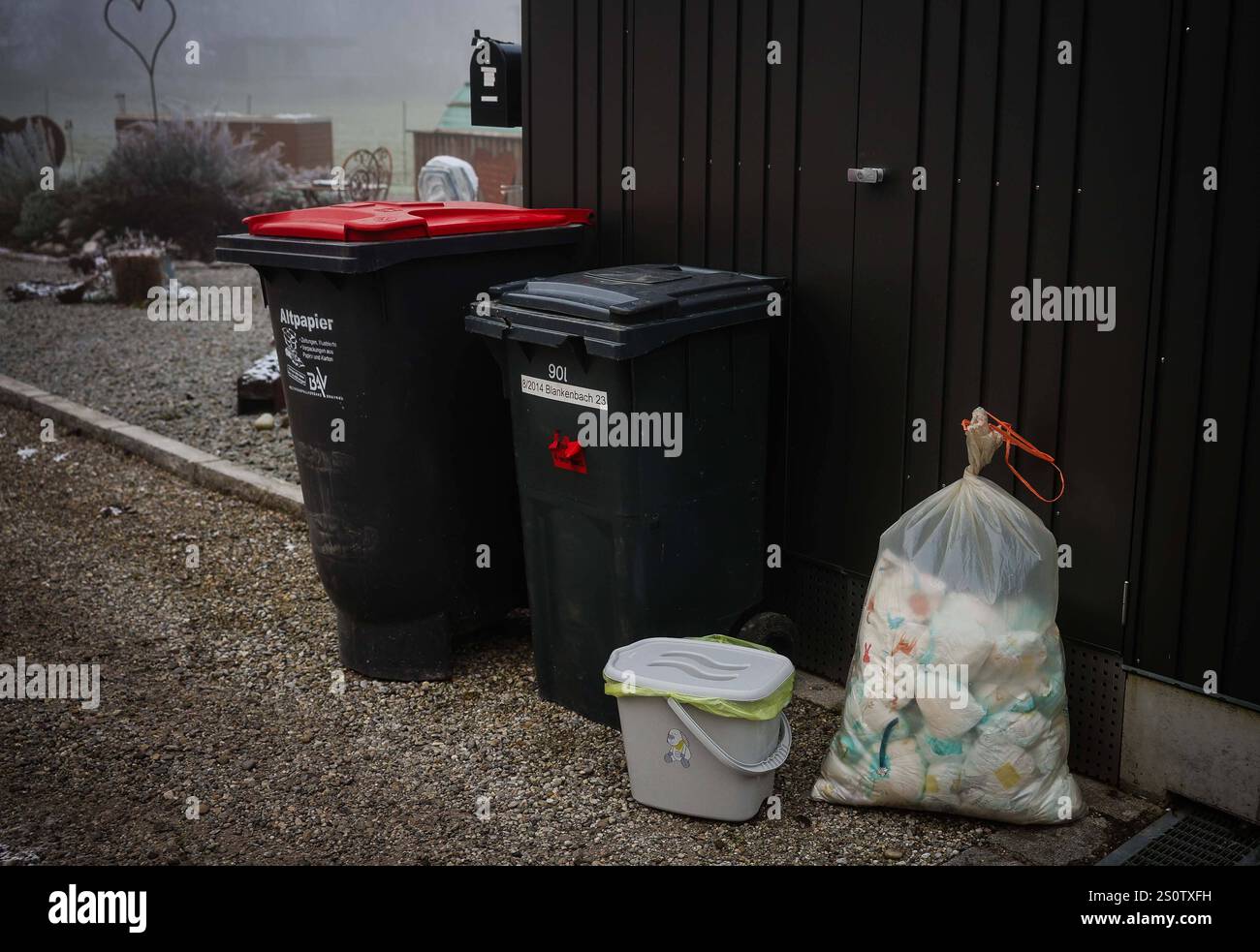 29.12.2024, Ranshofen, AUT, unterwegs in Oberösterreich, Themenbild, Verschiedene Themenbilder, Symbolbild, Windel, Müllsack, Windelsack, im Bild Windeln, Abfall, Müll, Entsorgung, Babys, Baby, Windel, vollgeschiessene Windel, *** 29 12 2024, Ranshofen, AUT, unterwegs in Oberösterreich, Themenbild, verschiedene Themenbilder, Symbolbild, Windel, Müllbeutel, Windelbeutel, im Bild Windeln, Abfall, Müll, Entsorgung, Babys, Baby, Windel, volle Windel, Stockfoto