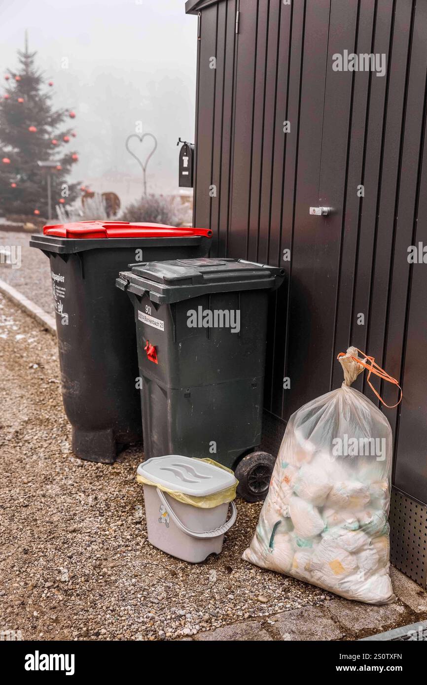 29.12.2024, Ranshofen, AUT, unterwegs in Oberösterreich, Themenbild, Verschiedene Themenbilder, Symbolbild, Windel, Müllsack, Windelsack, im Bild Windeln, Abfall, Müll, Entsorgung, Babys, Baby, Windel, vollgeschiessene Windel, *** 29 12 2024, Ranshofen, AUT, unterwegs in Oberösterreich, Themenbild, verschiedene Themenbilder, Symbolbild, Windel, Müllbeutel, Windelbeutel, im Bild Windeln, Abfall, Müll, Entsorgung, Babys, Baby, Windel, volle Windel, Stockfoto