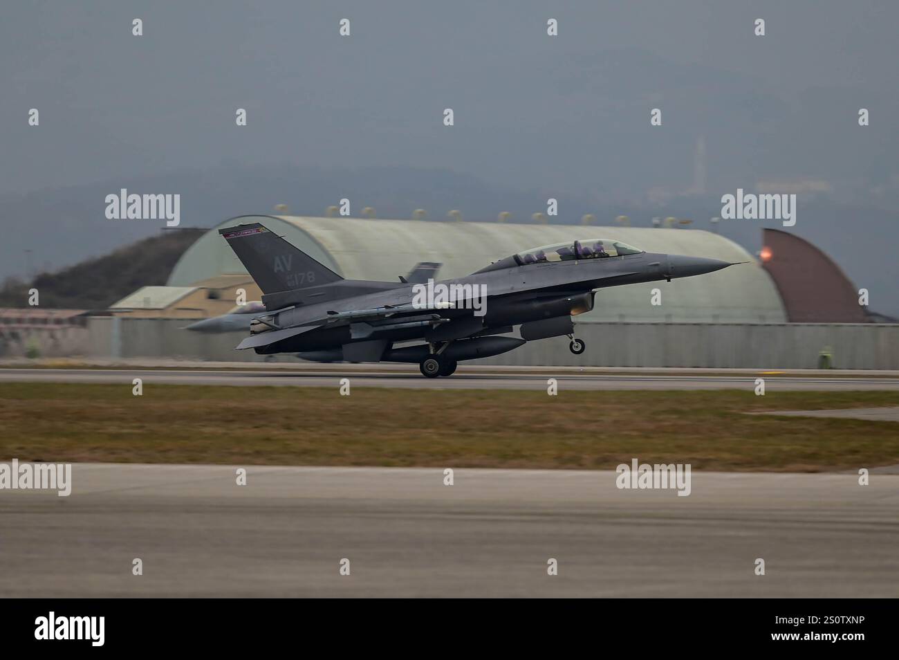 Eine F-16 der US-Luftwaffe, die Falken bekämpfte, landet am 19. Dezember 2024 auf der Aviano Air Base in Italien. Der Kampffalke ist eine sehr kompakte, vielseitige Luftwaffe Stockfoto