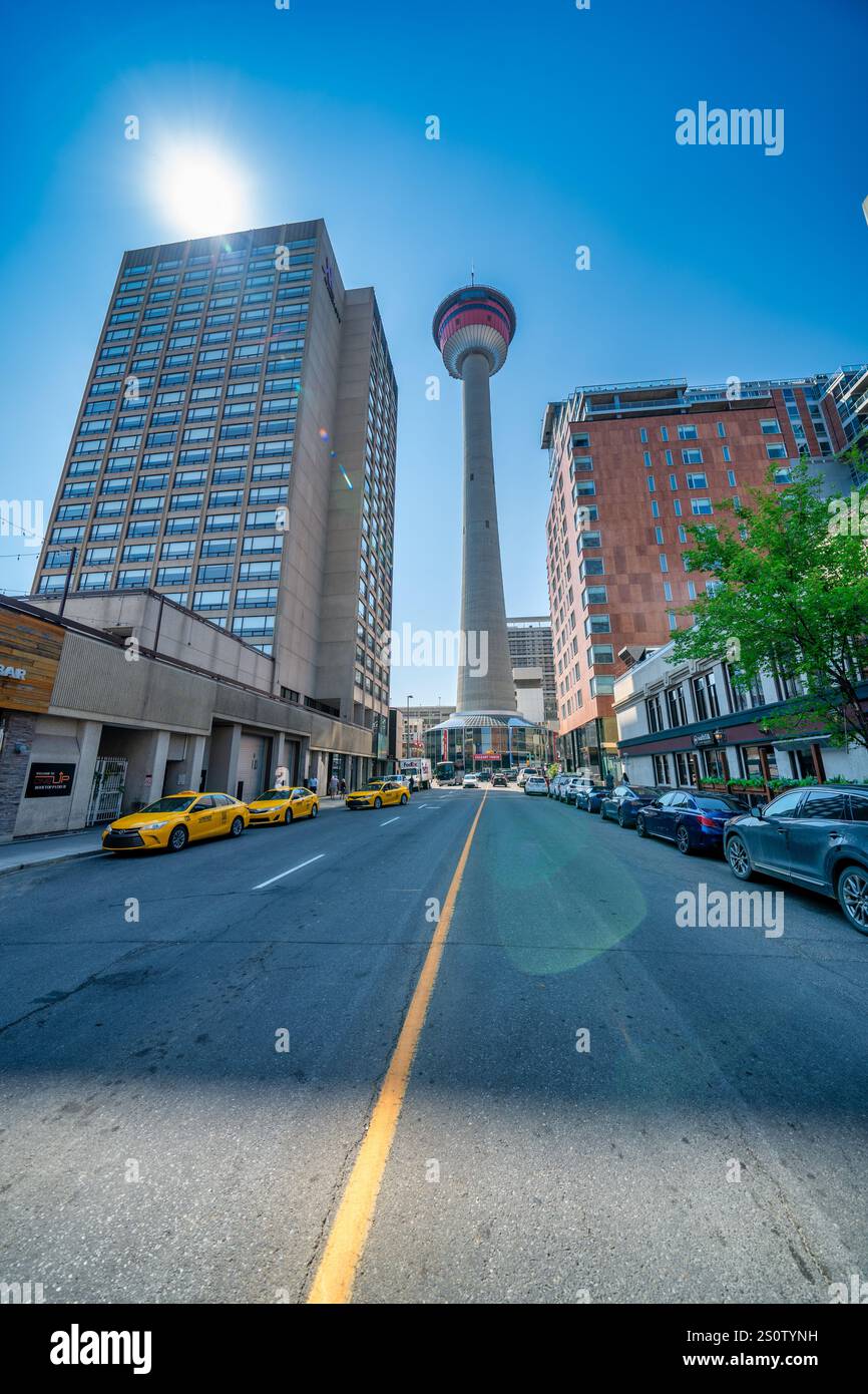 Calgary, Alberta - 10. Juli 2024: Wolkenkratzer der Innenstadt von Calgary an einem sonnigen Tag von den Straßen der Stadt Stockfoto