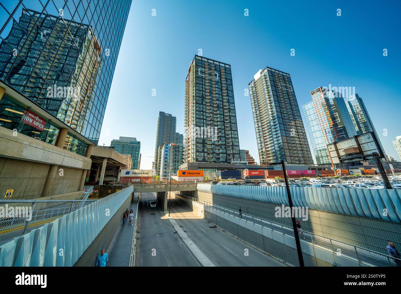 Calgary, Alberta - 10. Juli 2024: Wolkenkratzer der Innenstadt von Calgary an einem sonnigen Tag von den Straßen der Stadt. Stockfoto