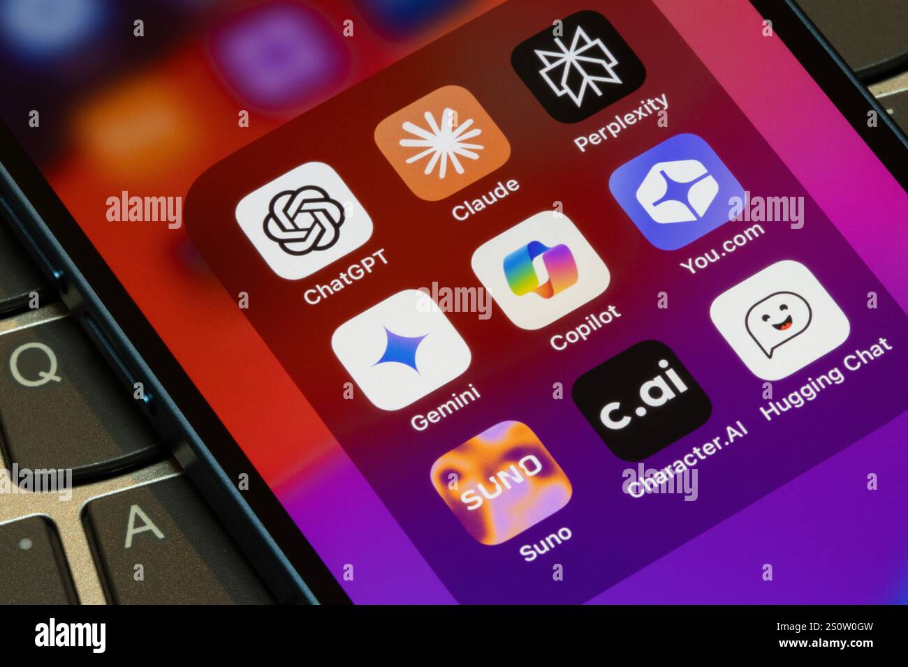 Verschiedene KI-Apps werden auf einem iPhone angezeigt, darunter ChatGPT, Claude, Perplexity, Gemini, Microsoft Copilot, You.com, Suno, Charakter. AI und umarmender Chat. Stockfoto