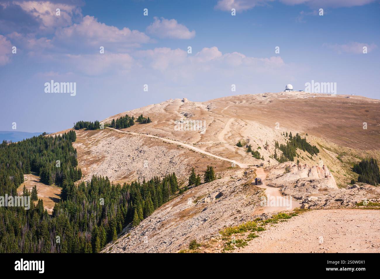 Malerischer Überblick über die Straße, die zum Lovell FAA Radar Site am Medicine Mountain in der Nähe des Medicine Wheel / Medicine Mountain National Historic Landmark i führt Stockfoto
