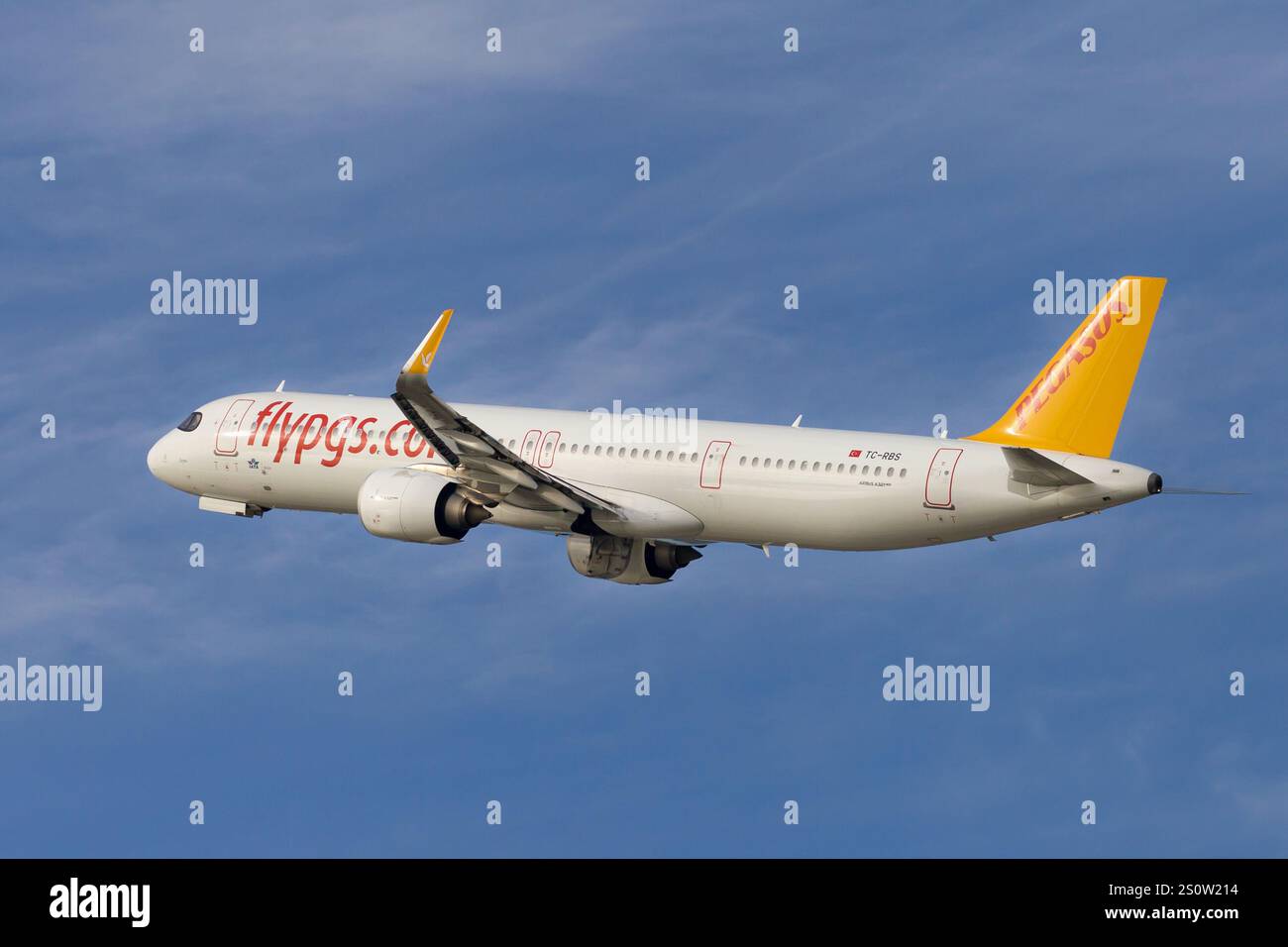 Barcelona, Spanien - 22. Dezember 2024: Der Pegasus Airbus A321neo startet vom Flughafen El Prat in Barcelona, Spanien. Stockfoto