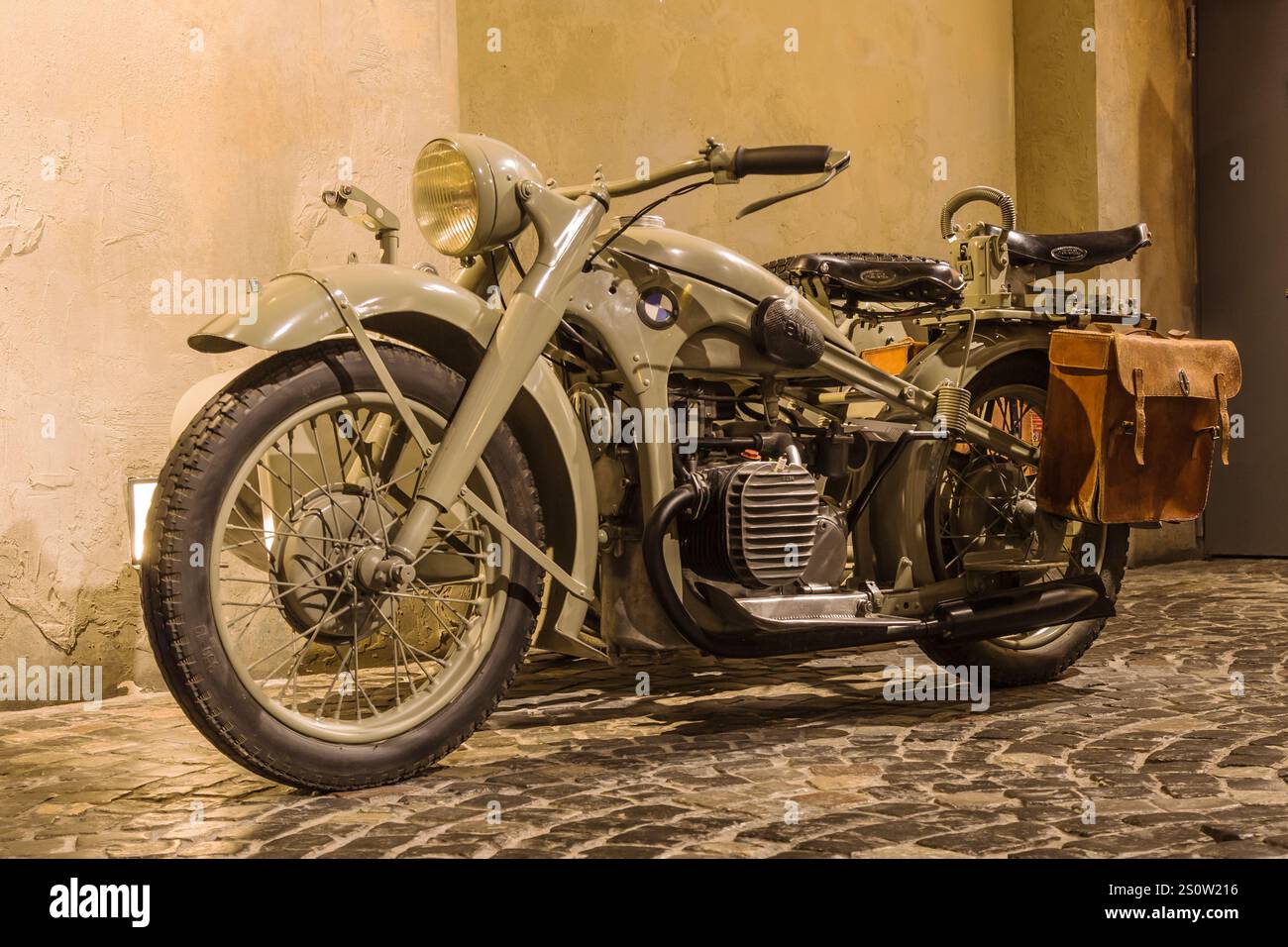 Warschau, Polen - 3. Dezember 2023: BMW R75 Motorrad aus dem 2. Weltkrieg im Warschauer Rising Museum, Warschau, Polen. Stockfoto