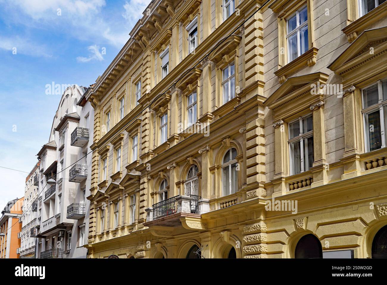 Farbenfrohe alte Apartmenthäuser mit kunstvollen Details Stockfoto