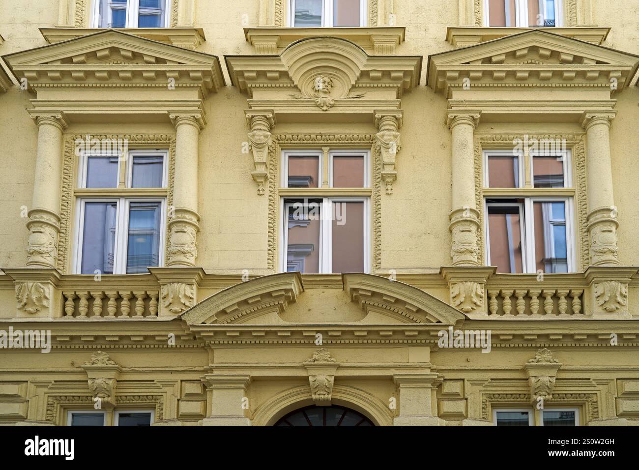 Farbenfrohe alte Apartmenthäuser mit kunstvollen Details Stockfoto