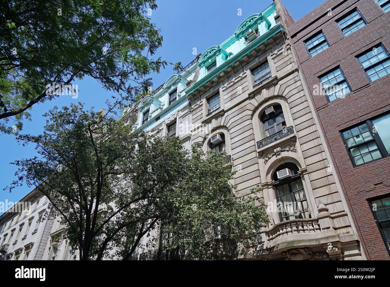 Elegante alte Stadthäuser oder Apartmenthäuser im französischen Beaux-Arts-Stil in der Upper East Side des historischen Viertels von Manhattan Stockfoto