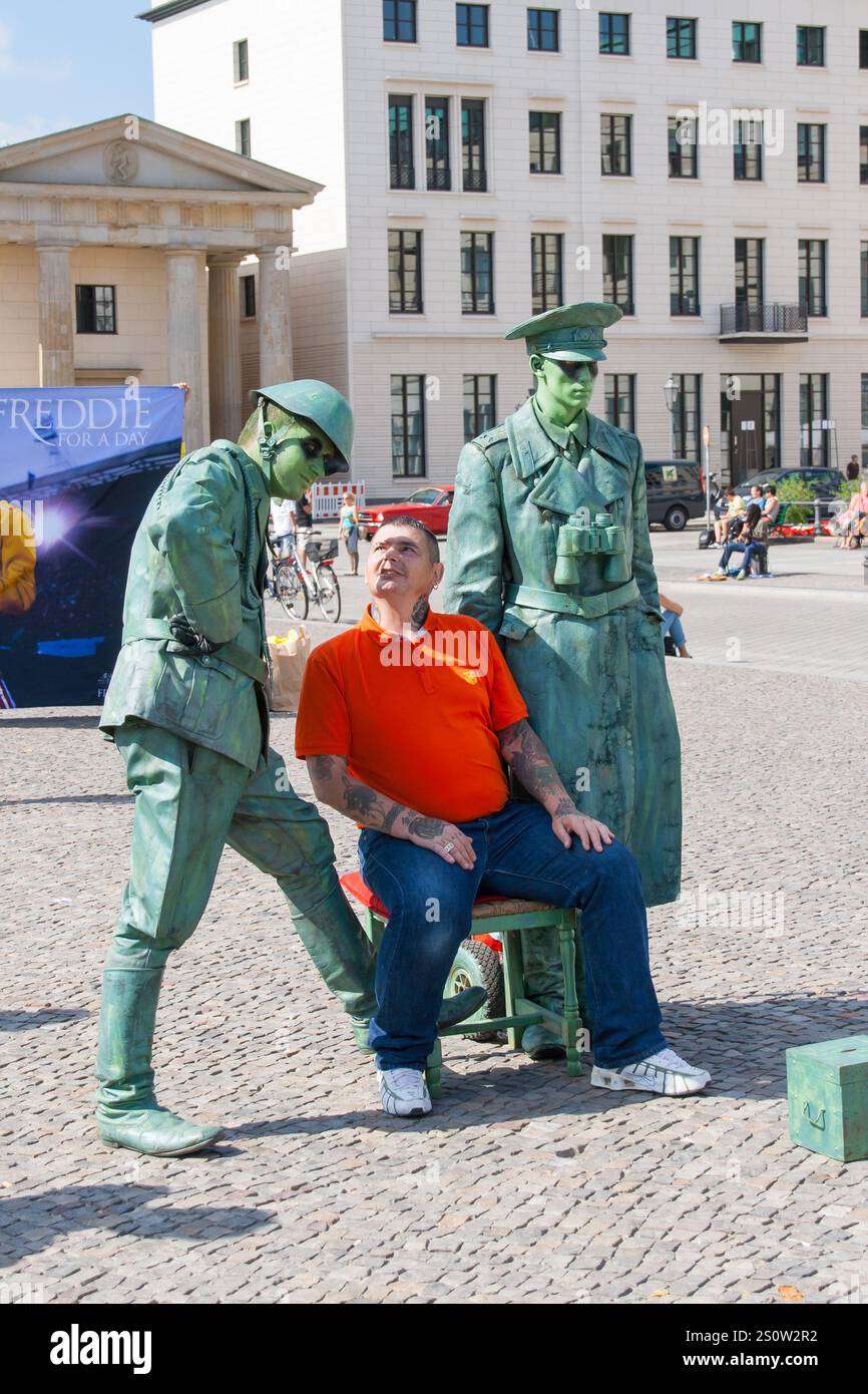 Sommer in Berlin 2013 mit Reenactoren als DDR-Soldaten Stockfoto