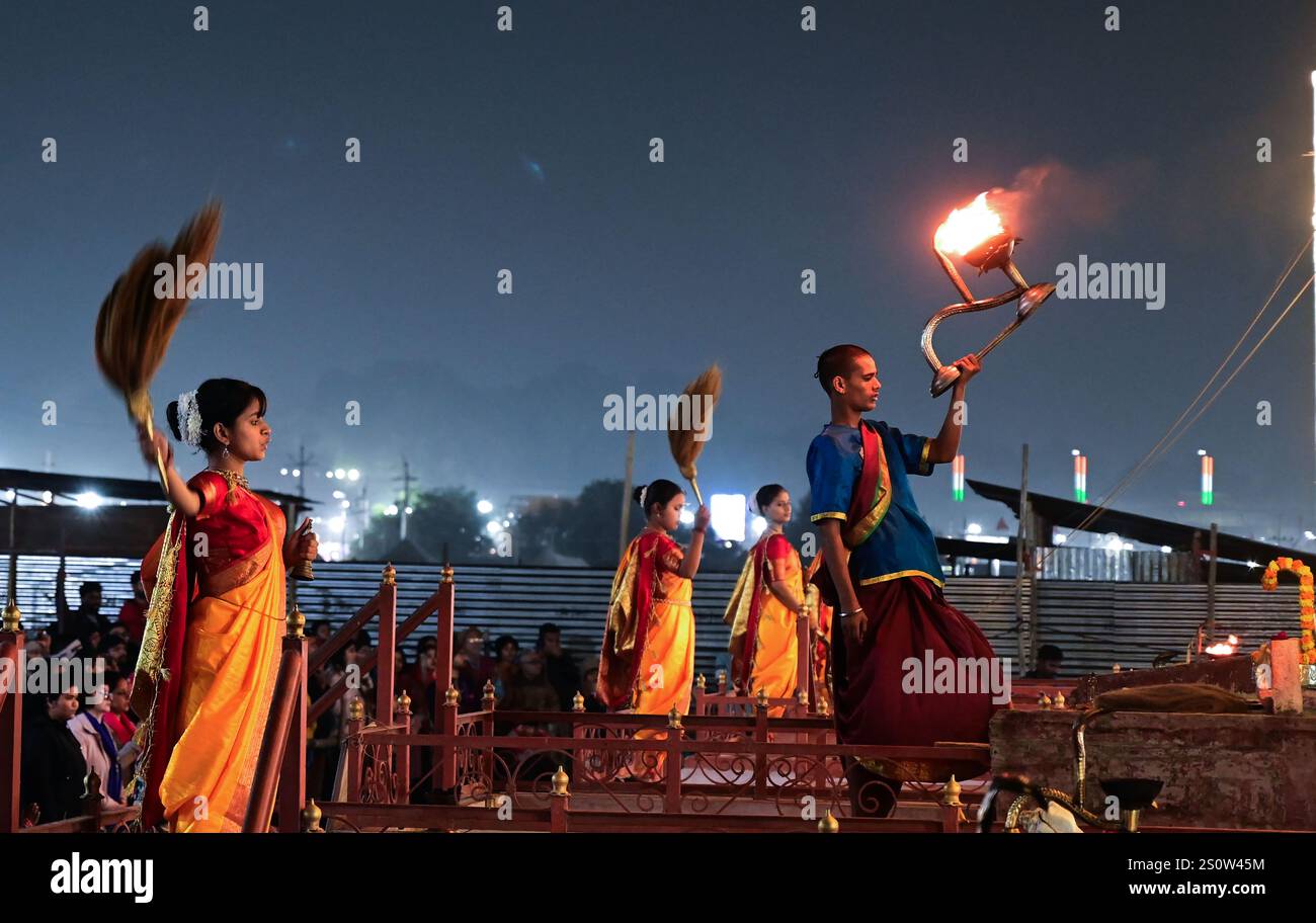 Prayagraj, Uttar Pradesh, Indien. Dezember 2024. Prayagraj: Frauen Batuk und Priester führen in Sangam, dem Zusammenfluss von Ganga, Yamuna und dem mythologischen Saraswati vor Mahakumbh 2025 in Prayagraj am Sonntag, den 29. Dezember 2024 auf. (Kreditbild: © Prabhat Kumar Verma/ZUMA Press Wire) NUR REDAKTIONELLE VERWENDUNG! Nicht für kommerzielle ZWECKE! Stockfoto