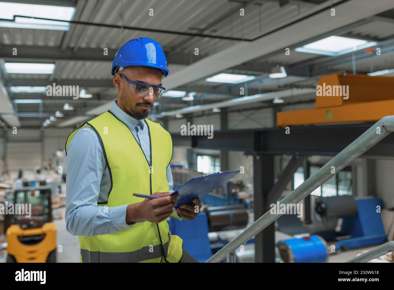 Afroamerikanischer Arbeiter im Industrielager. Diversitätskonzept. Stockfoto