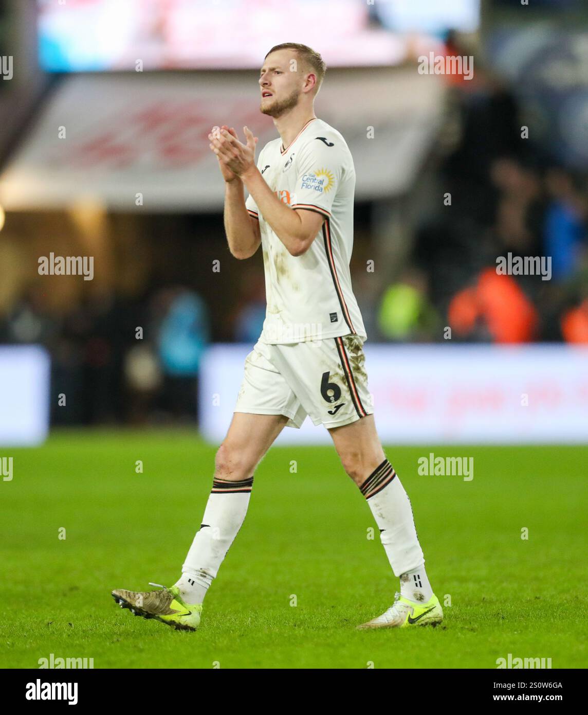 Swansea.com Stadium, Swansea, Großbritannien. Dezember 2024. EFL Championship Football, Swansea City gegen Luton Town; Harry Darling aus Swansea City applaudiert den Fans am Ende des Spiels Credit: Action Plus Sports/Alamy Live News Stockfoto