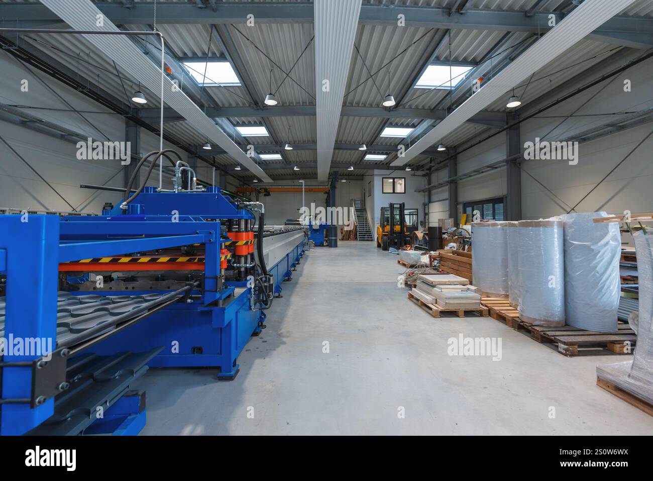 Produktionsanlage mit modernster Technologie, automatisierten Metallformmaschinen, Luftaufnahme. Optimierung des Konzepts der Produktionsprozesse. Stockfoto