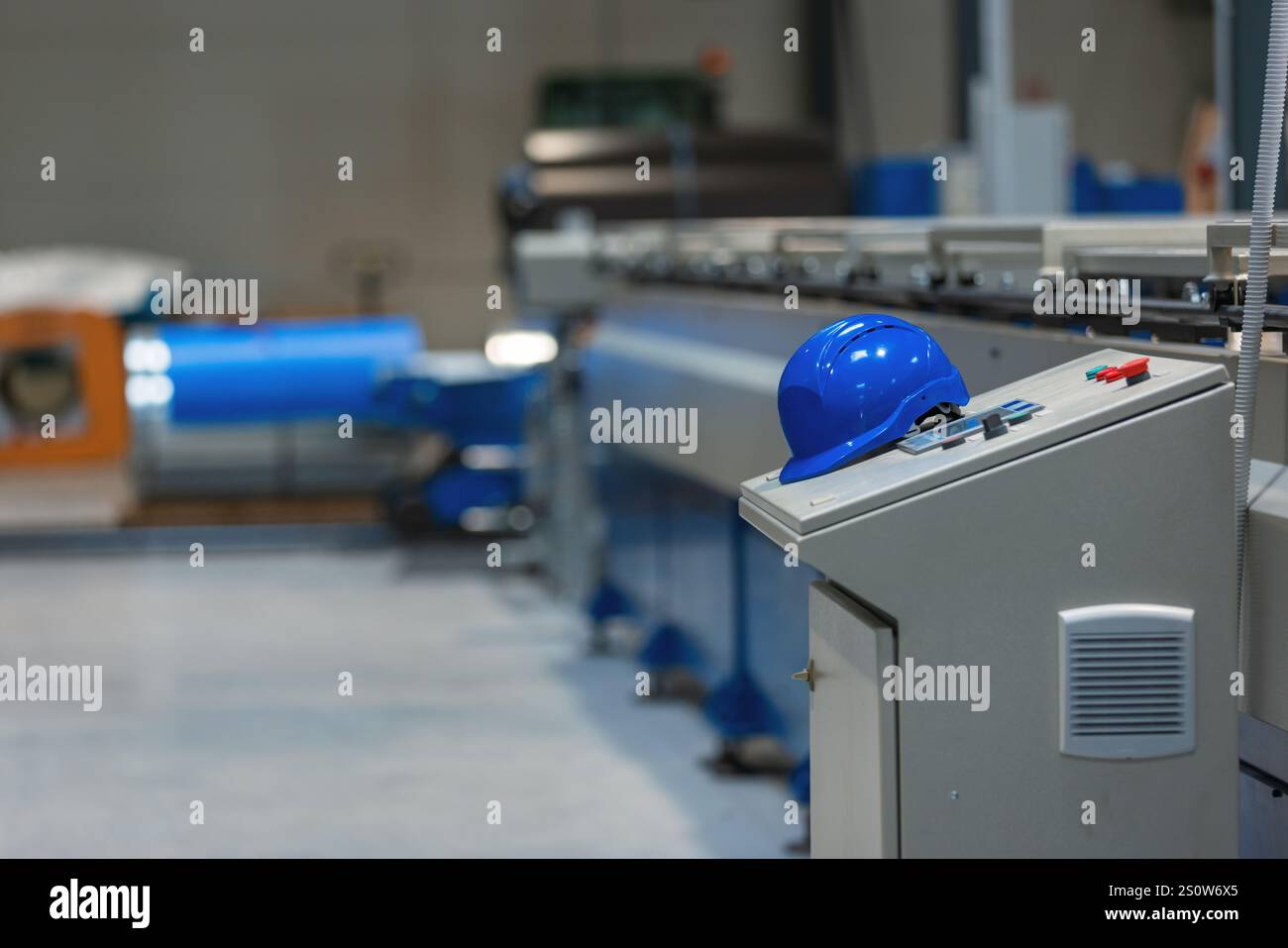Moderne Produktionssysteme in der Industrie mit vollautomatischen Metallwalzumformmaschinen. Automatisierung im Fertigungskonzept. Stockfoto