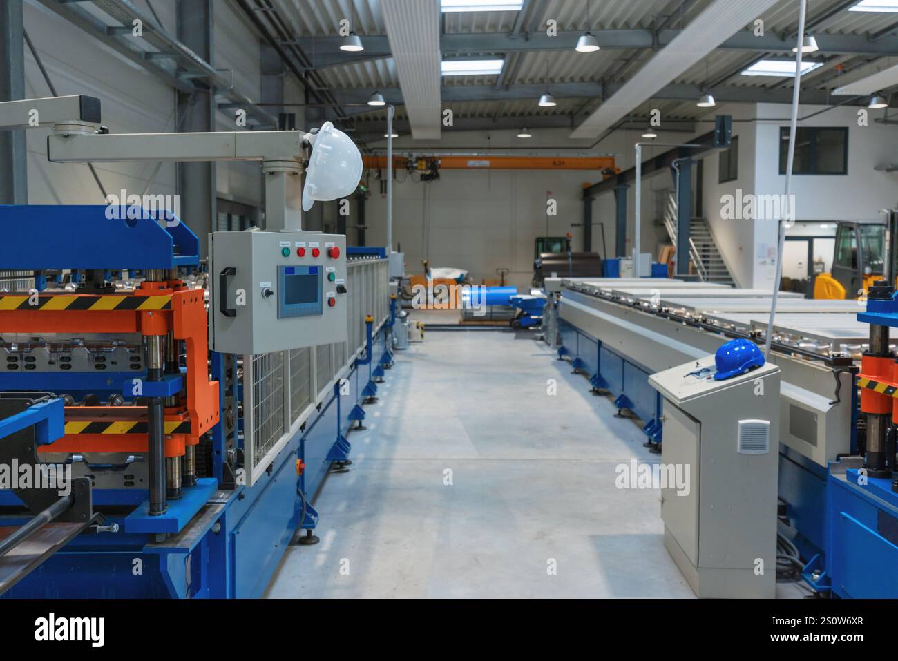 Moderne Produktionssysteme in der Industrie mit vollautomatischen Metallwalzumformmaschinen. Automatisierung im Fertigungskonzept. Stockfoto