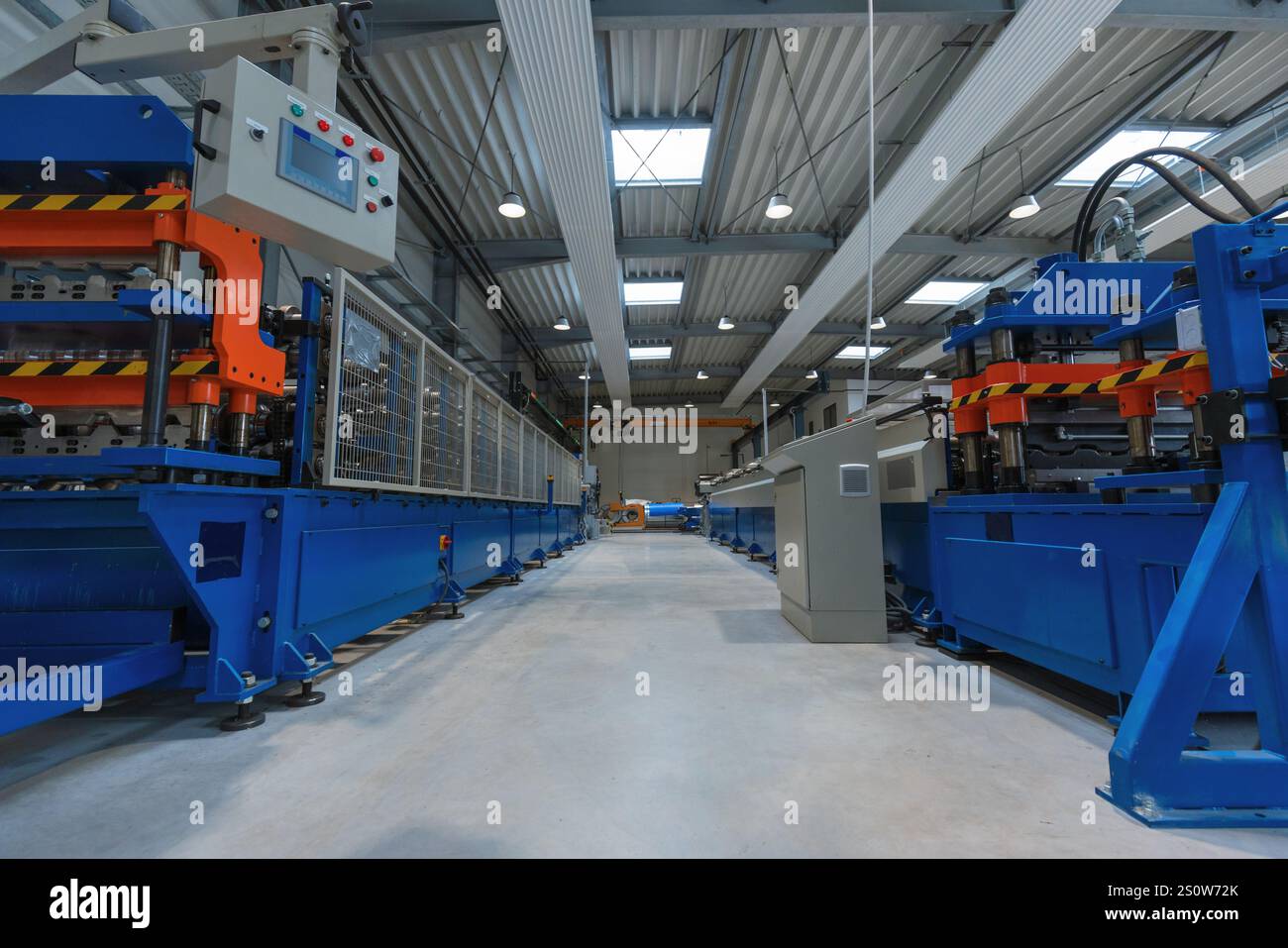 Produktionslinie in einer Metallfabrik mit automatisierten Maschinen. Modernes Geschäftskonzept für Industrie und Fertigung. Stockfoto