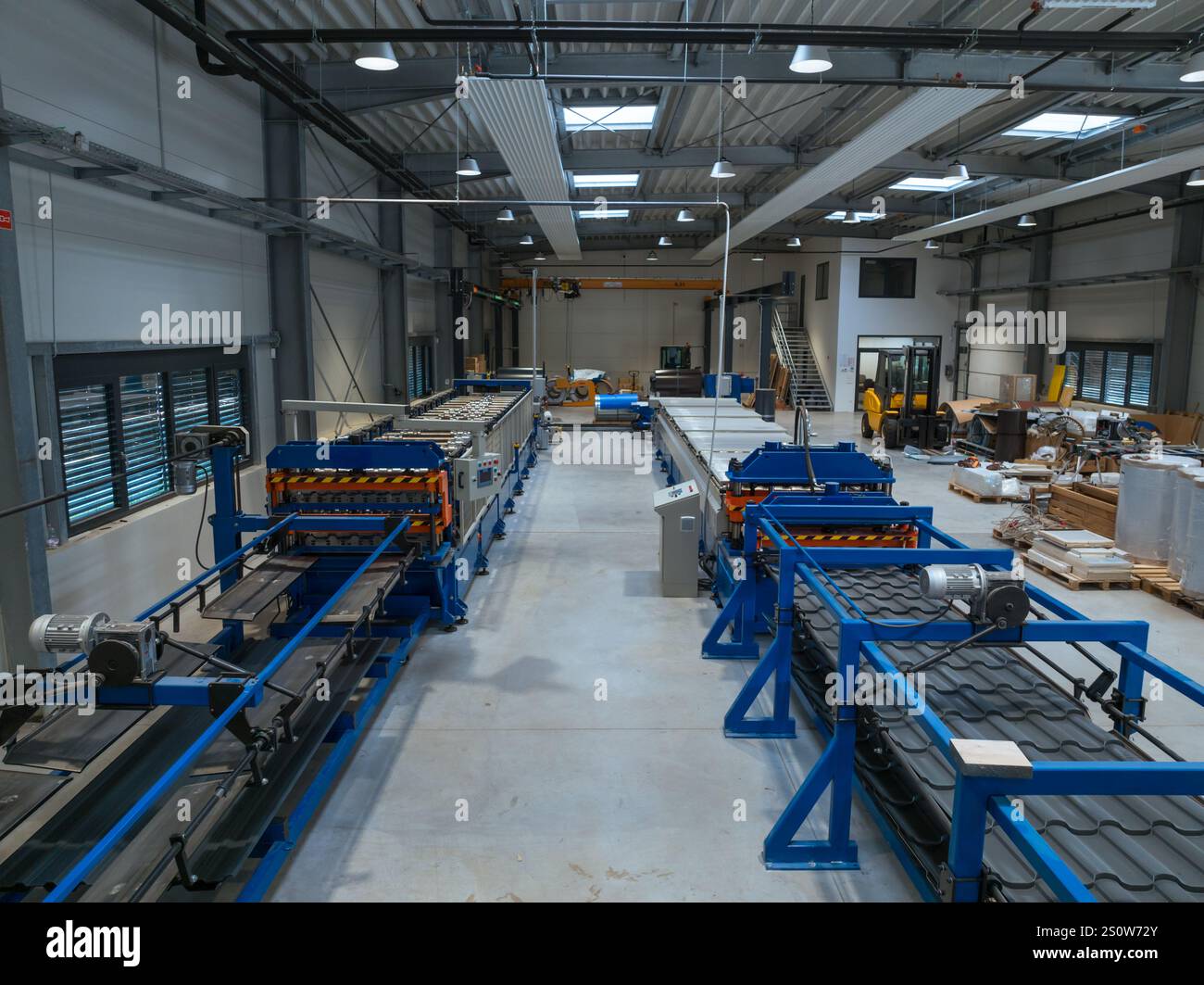 Produktionsanlage mit modernster Technologie, automatisierten Metallformmaschinen, Luftaufnahme. Optimierung des Konzepts der Produktionsprozesse. Stockfoto