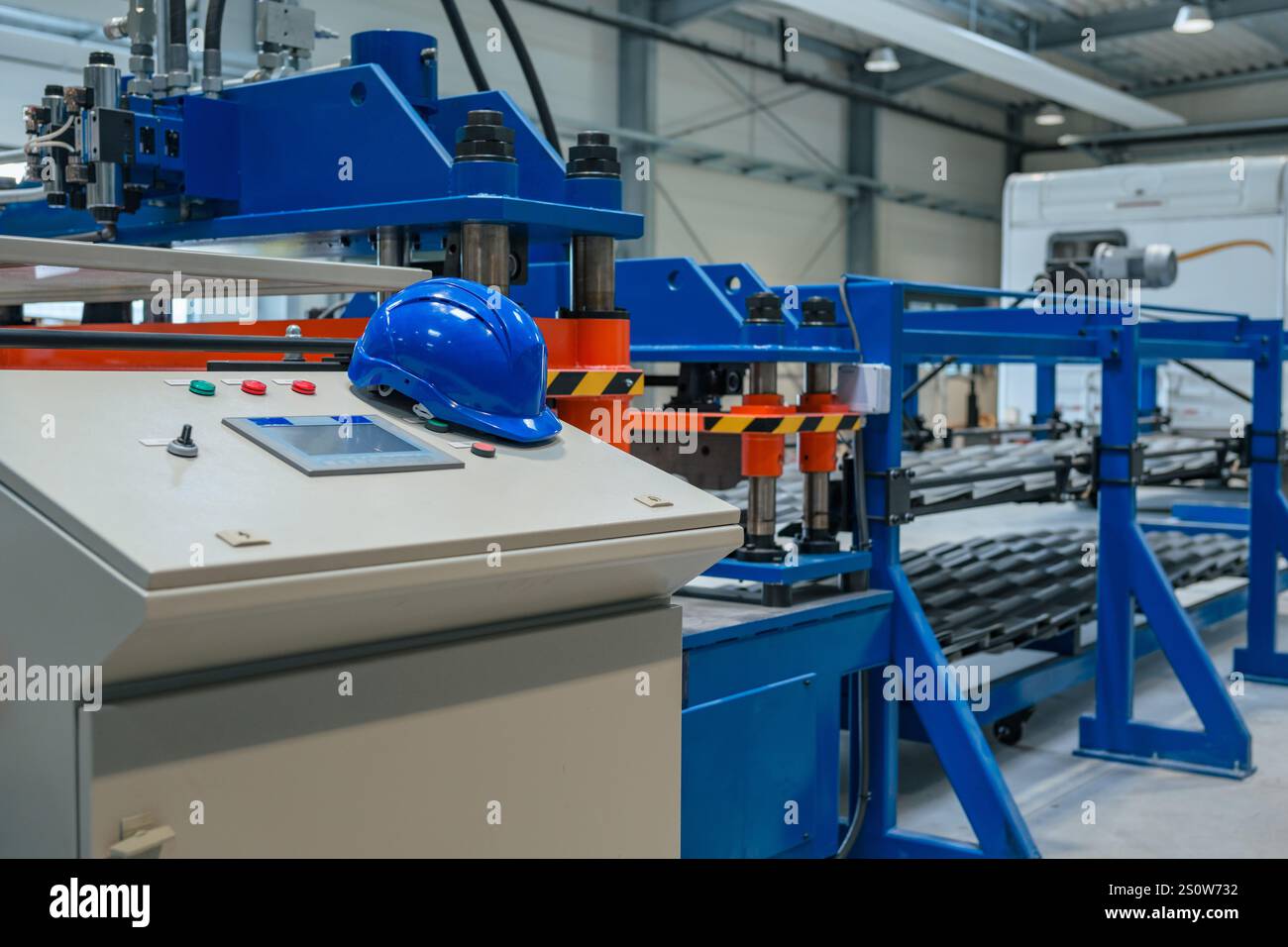 Produktionslinie in einer Metallfabrik mit automatisierten Maschinen. Modernes Geschäftskonzept für Industrie und Fertigung. Stockfoto