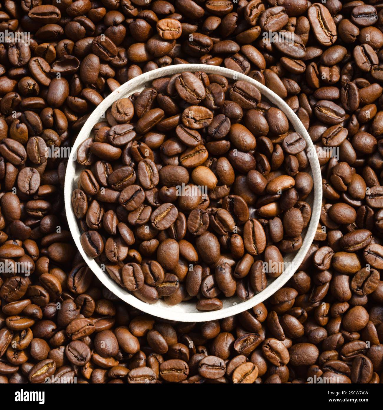 Ausgewählte Arabica-Kaffeebohnen. Mittelgroße geröstete Kaffeebohnen, bereit zum Mahlen. Stockfoto