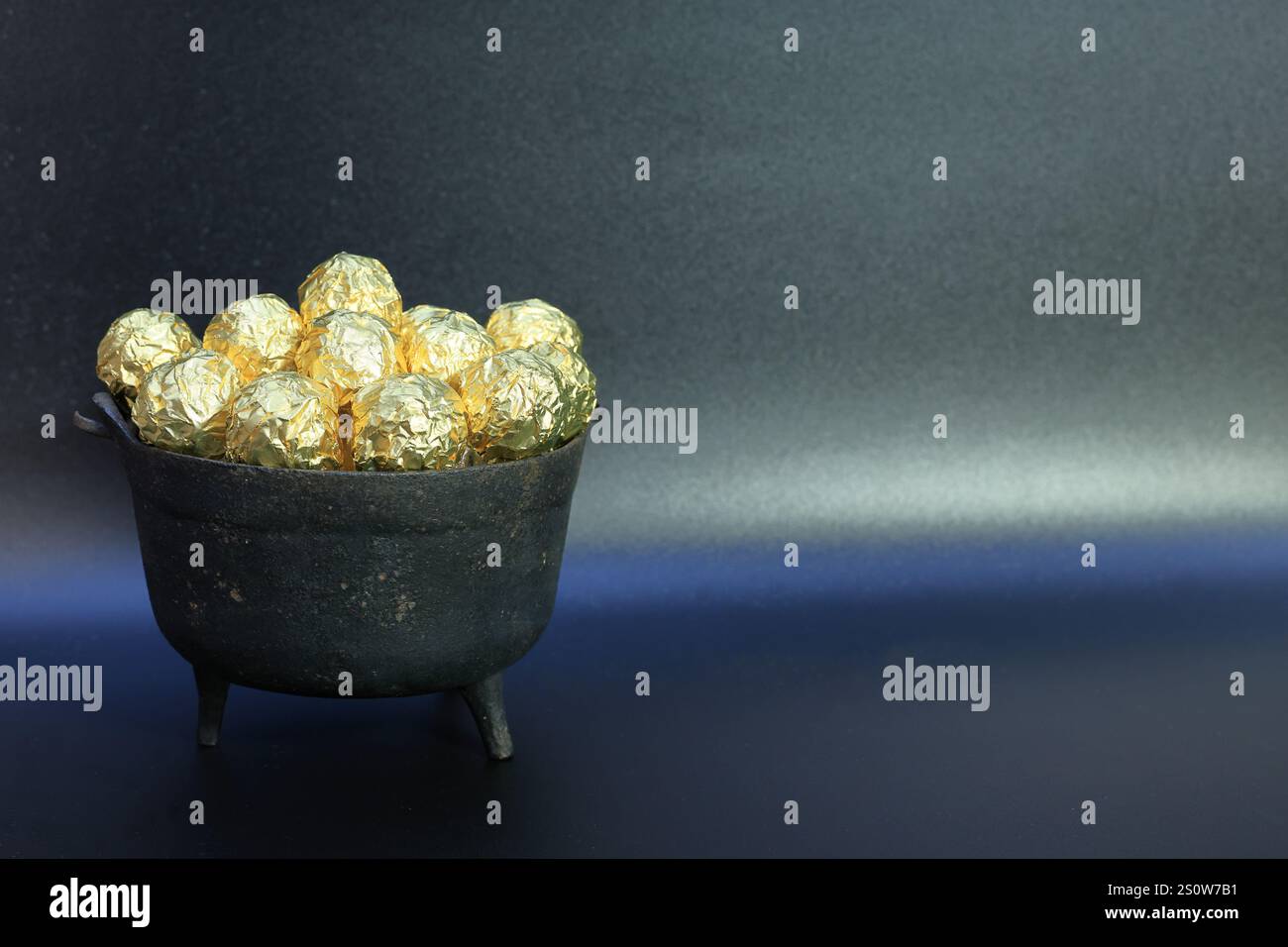 Leprechaun's Pot of Gold auf Einem einfachen schwarzen Hintergrund für St. Patrick's Day Stockfoto