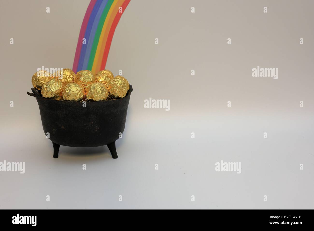 Leprechaun's Pot of Gold auf Einem einfachen weißen Hintergrund zum St. Patrick's Day Stockfoto