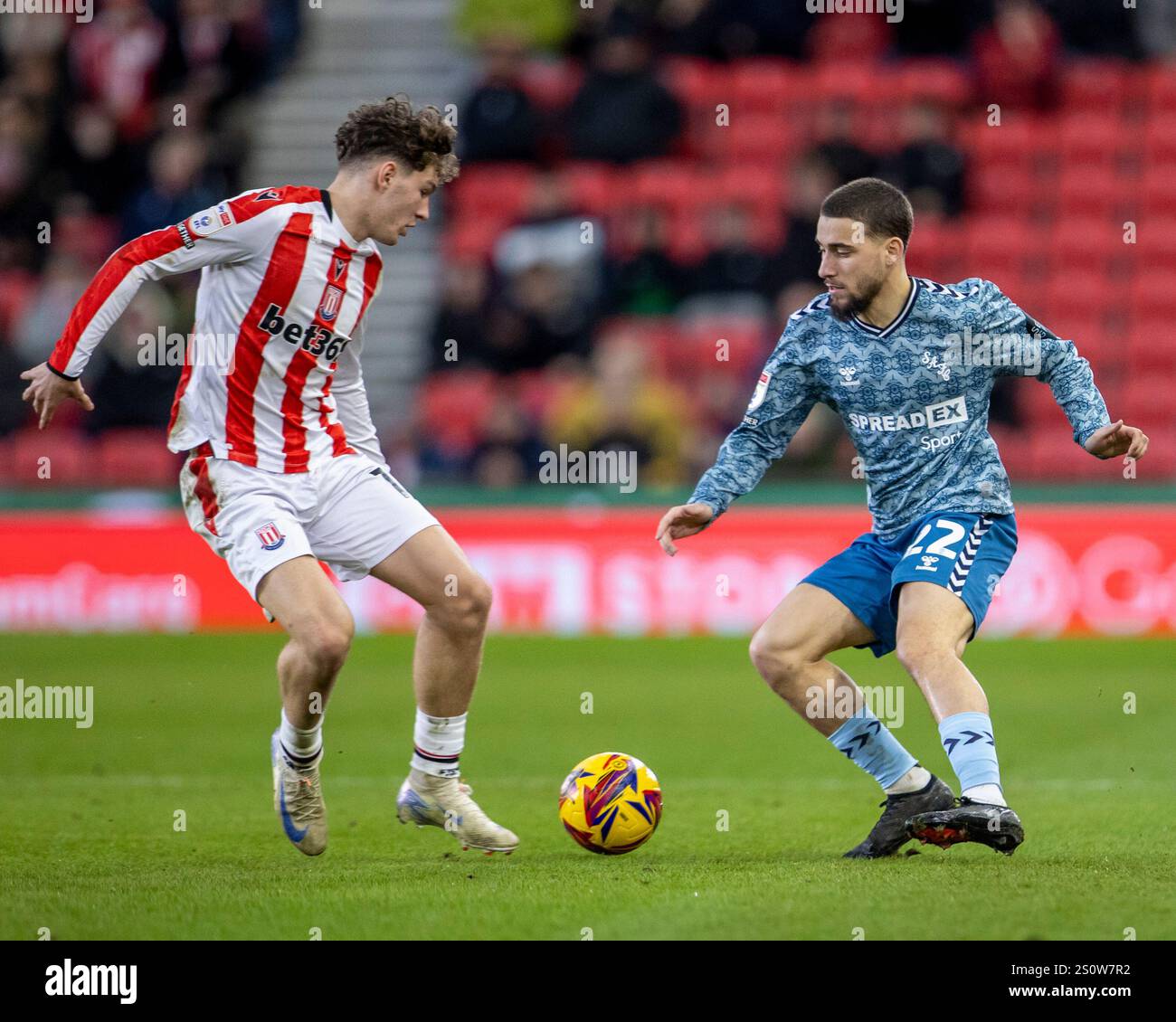 Dezember 2024; Bet365 Stadium, Stoke, Staffordshire, England; EFL Championship Football, Stoke City gegen Sunderland; Adil Aouchiche aus Sunderland unter Druck von Lewis Koumas aus Stoke City Stockfoto