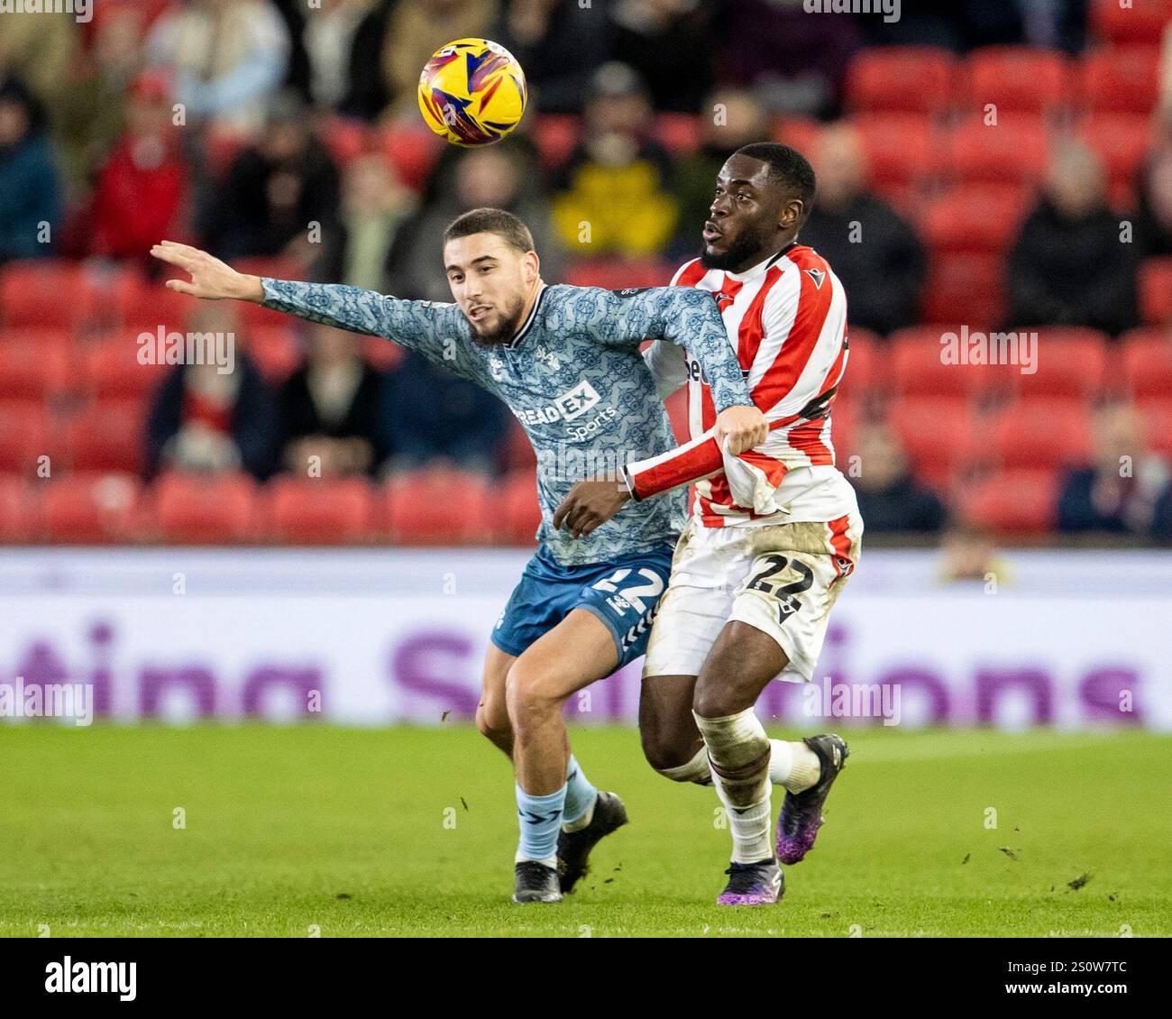 Dezember 2024; Bet365 Stadium, Stoke, Staffordshire, England; EFL Championship Football, Stoke City gegen Sunderland; Adil Aouchiche aus Sunderland unter Druck von Junior Tchamadeu aus Stoke City Stockfoto