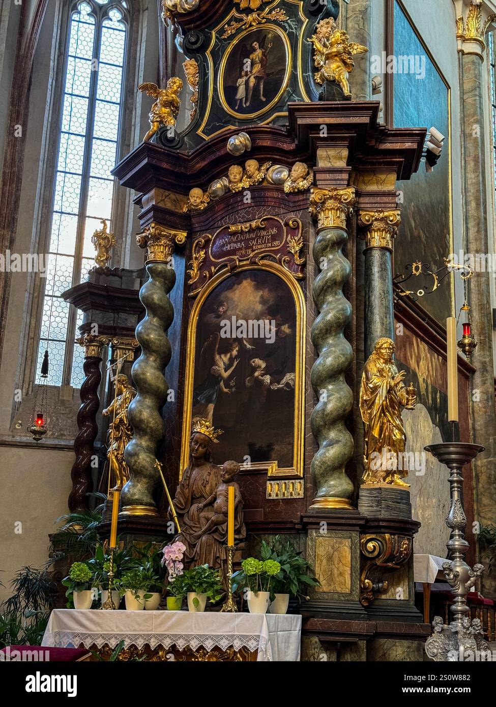 Tyn-Kirche, Seitenaltar mit Maria und Jesus, Prag, Tschechien, Tschechien. Stockfoto
