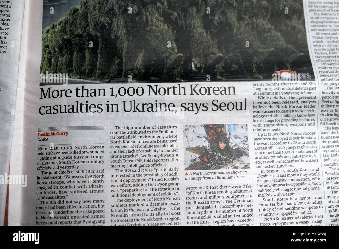 „Mehr als 1.000 nordkoreanische Opfer in der Ukraine, sagt Seoul' Guardian, Schlagzeile Russland Russischer Krieg artikel 24 Dezember 2024 London Großbritannien Stockfoto