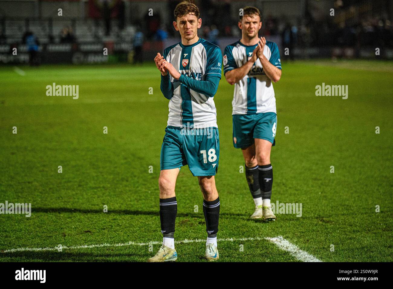 Die Spieler des Morecambe FC loben ihre Unterstützung beim Spiel der Sky Bet League 2 zwischen Salford City und Morecambe im Peninsula Stadium in Salford am Sonntag, den 29. Dezember 2024. (Foto: Ian Charles | MI News) Credit: MI News & Sport /Alamy Live News Stockfoto