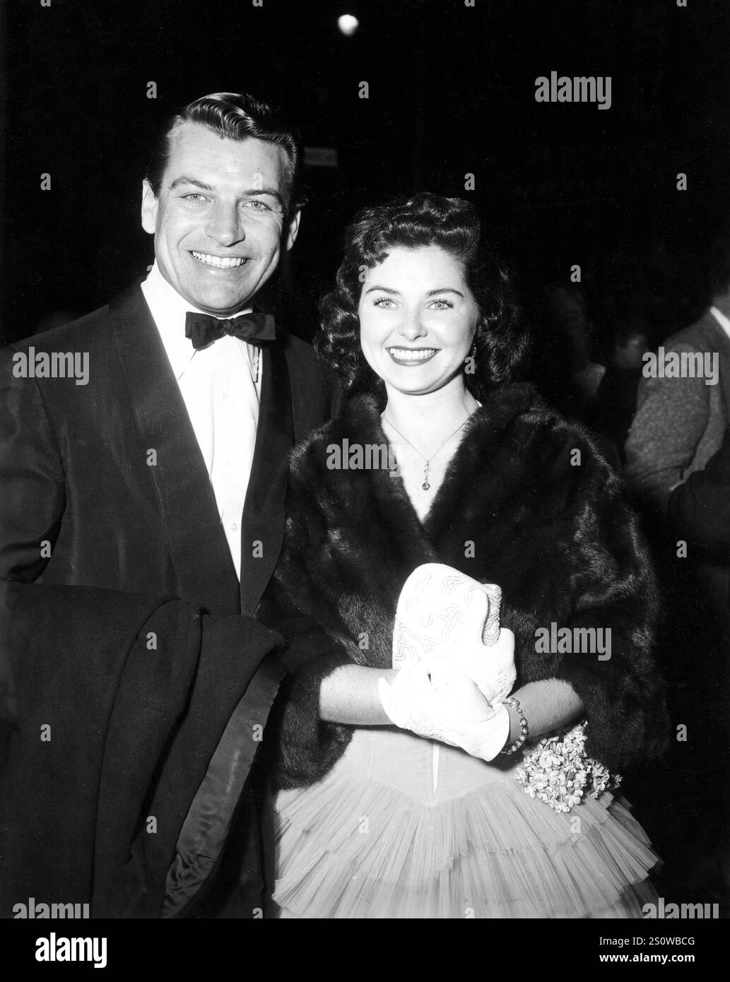 RICHARD EGAN und seine spätere Ehefrau PATRICIA HARDY um 1957 bei unbekannter Filmpremiere für Twentieth Century Fox Stockfoto