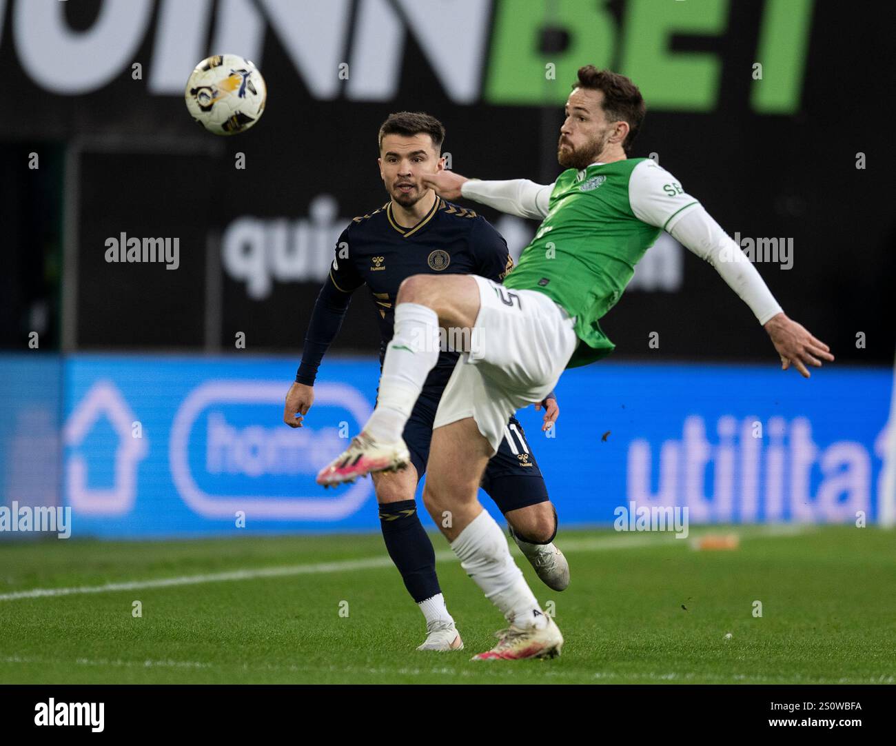 Edinburgh, Großbritannien. Dezember 2024. Schottische Premiership - Hibernian FC gegen Kilmarnock FC 29/12/2024 Hibs' Verteidiger Jack Iredale räumt die Gefahr aus, als Kilmarnock-Mittelfeldspieler Daniel Armstrong in der ersten Phase der schottischen Premiership im Easter Road Stadium in Edinburgh, Großbritannien, gegen Kilmarnock kämpft. Quelle: Ian Jacobs/Alamy Live News Stockfoto
