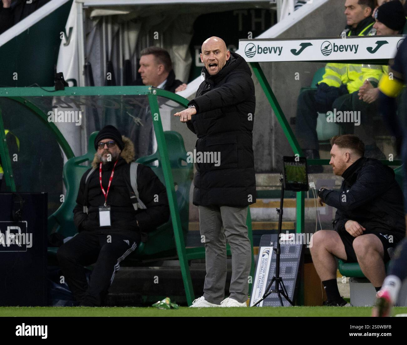 Edinburgh, Großbritannien. Dezember 2024. Hibernian FC gegen Kilmarnock FC 29/12/2024 Hibs' Head Coach David Gray gibt seinen Spielern Anweisungen, während Hibs in der ersten Phase der schottischen Premiership im Easter Road Stadium in Edinburgh gegen Kilmarnock antreten. Quelle: Ian Jacobs/Alamy Live News Stockfoto