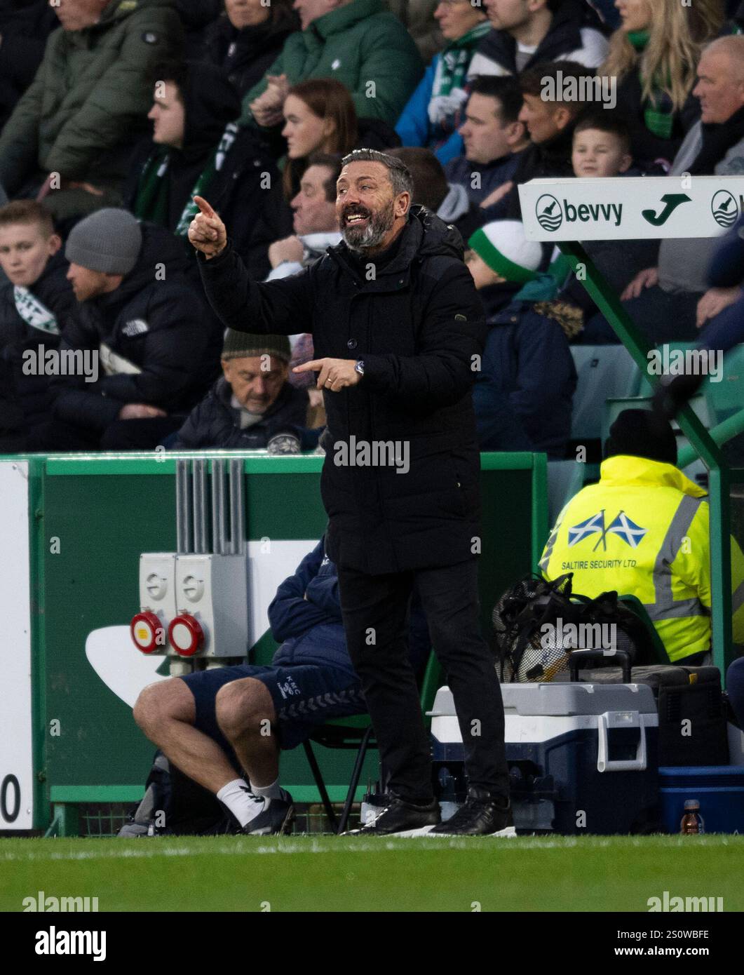 Edinburgh, Großbritannien. Dezember 2024. Scottish Premiership - Hibernian FC gegen Kilmarnock FC 29/12/2024 Kilmarnock-Trainer Derek McInnes gibt Anweisungen an seine Spieler, als Hibs in der ersten Phase der Scottish Premiership im Easter Road Stadium in Edinburgh gegen Kilmarnock antritt. Quelle: Ian Jacobs/Alamy Live News Stockfoto