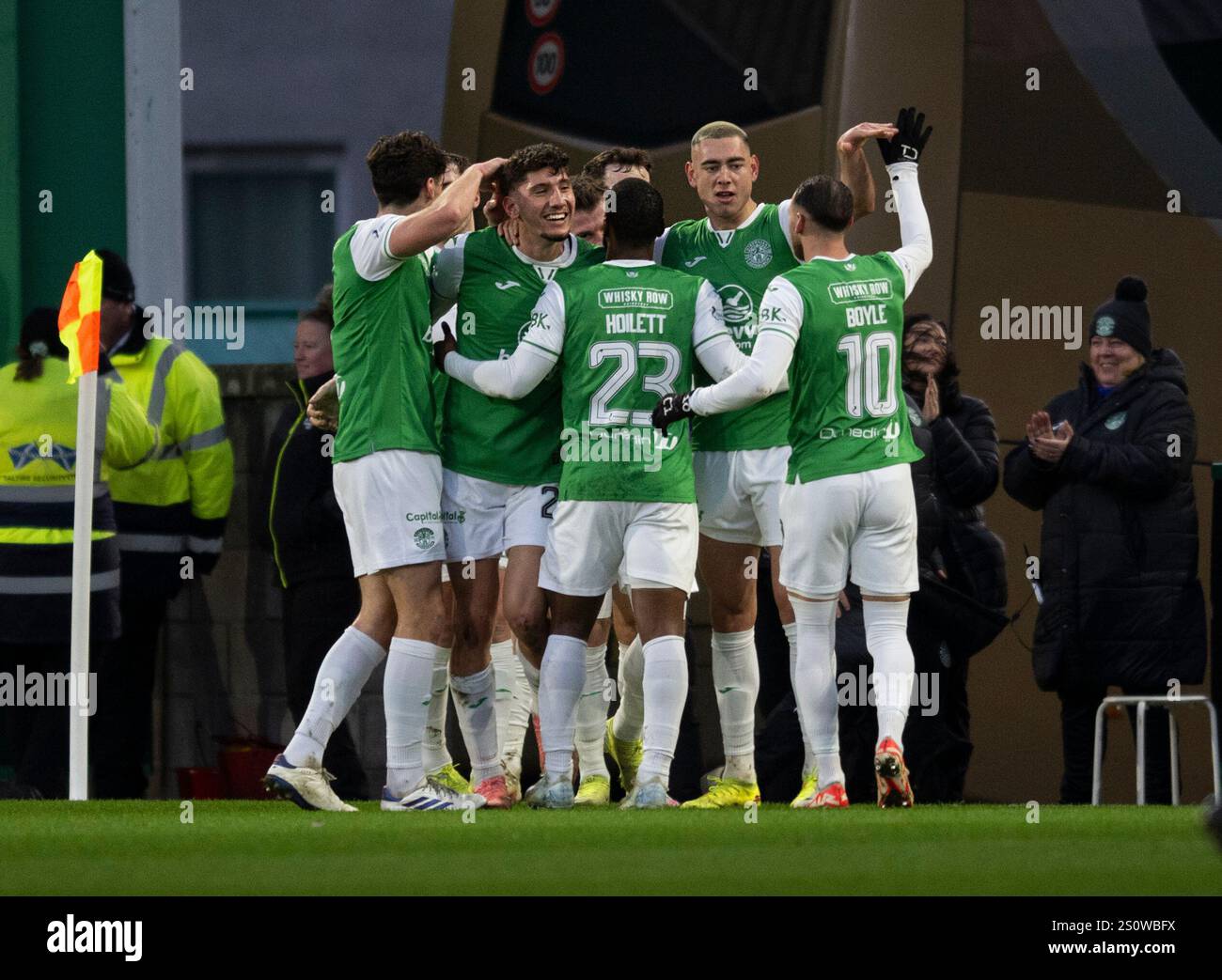 Hibernian FC gegen Kilmarnock FC 29/12/2024 Hibs’ Mittelfeldspieler Nectar Triantis wird von Teamkollegen gemobbt, nachdem er in der 25. Minute einen Treffer erzielt hat, um die Heimmannschaft 1-0 vor sich zu nehmen, als Hibs in der ersten Phase der schottischen Premiership im Easter Road Stadium in Edinburgh gegen Kilmarnock kämpfen. Quelle: Ian Jacobs Stockfoto