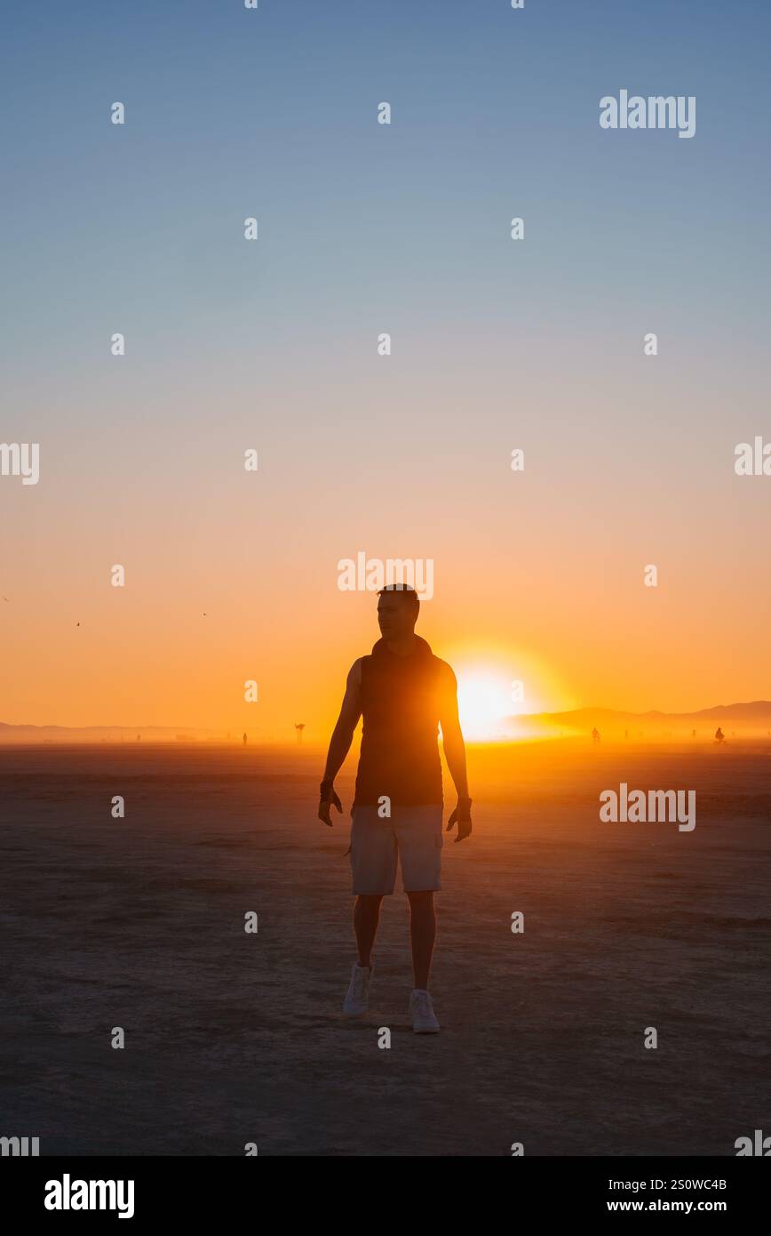 Silhouette der Person in der Wüste bei Sonnenuntergang während des Festivals Stockfoto