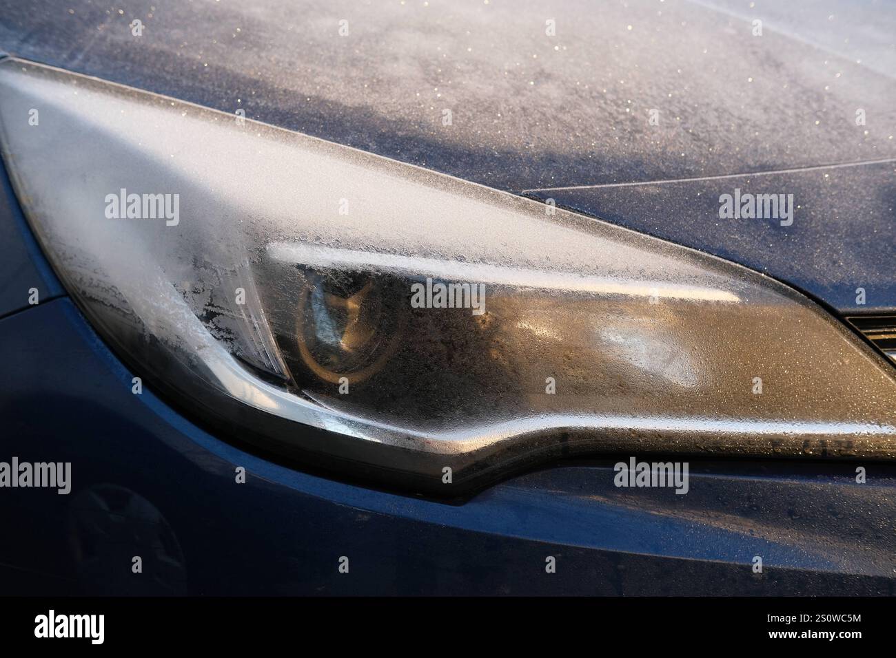 Eis auf Scheinwerfer eines Auto der Scheinwerfer eines Auto ist vereist. Es liegt Raureif auf der Motorhaube und dem Scheinwerfer *** Eis auf dem Kopf Stockfoto