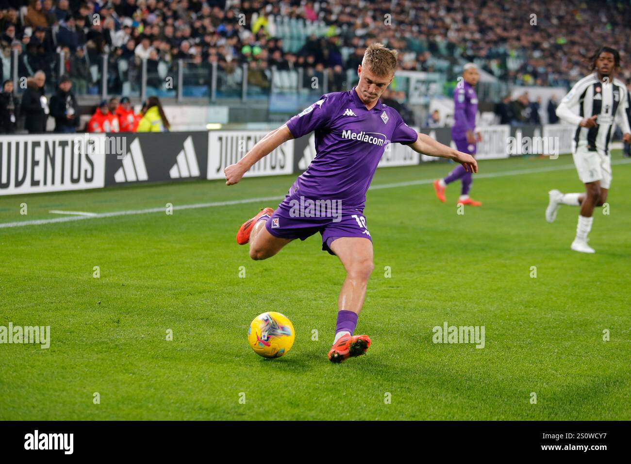 Turin, Italien. Dezember 2024. Albert Guðmundsson ACF Fiorentina während der italienischen Saison A 2024/25, Fußballspiel zwischen Juventus FC und ACF Fiorentina am 29. Dezember 2024 im Allianz Stadion in Turin Italien. Quelle: Nderim Kaceli/Alamy Live News Stockfoto