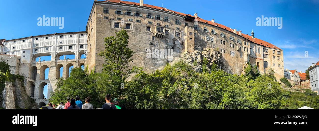 Schloss Krumau und dreistöckige Bogenbrücke, Tschechische Republik, Tschechien. Stockfoto