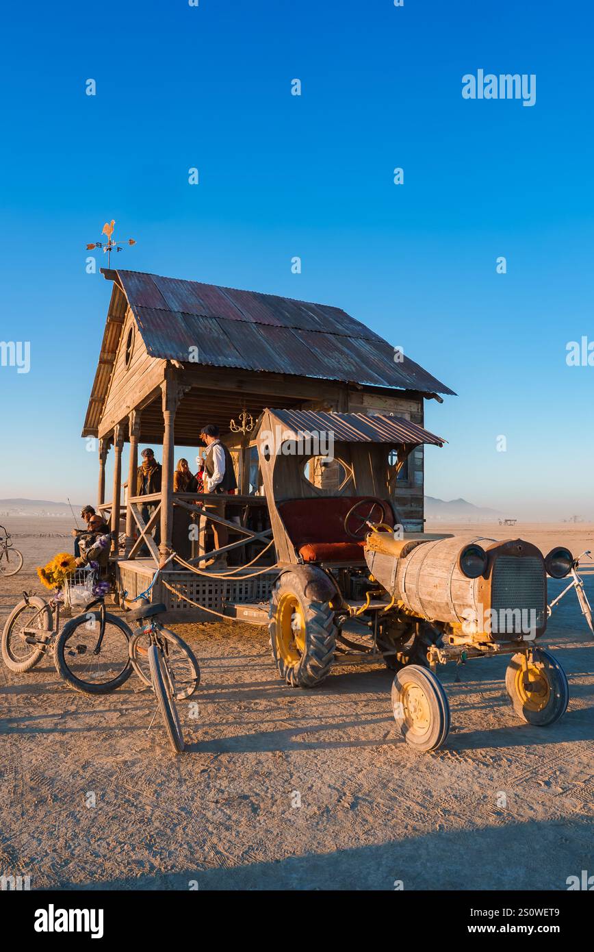 Mobile Kunstinstallation beim Desert Festival mit rustikalem House Design Stockfoto