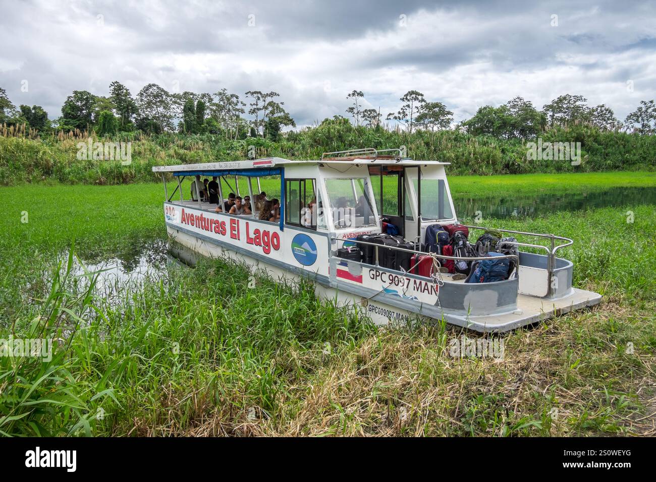 Das Flussschiff legt in den Gewässern des Arenales-Sees in Costa Rica an Stockfoto
