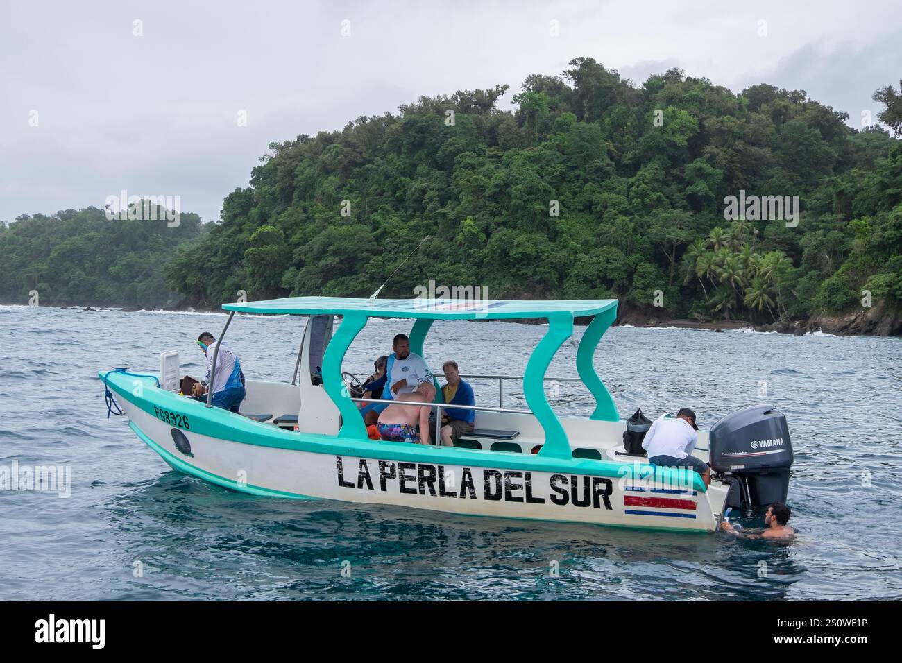 Motorboot vor Anker in den Gewässern der Pazifikküste, Costa Rica Stockfoto
