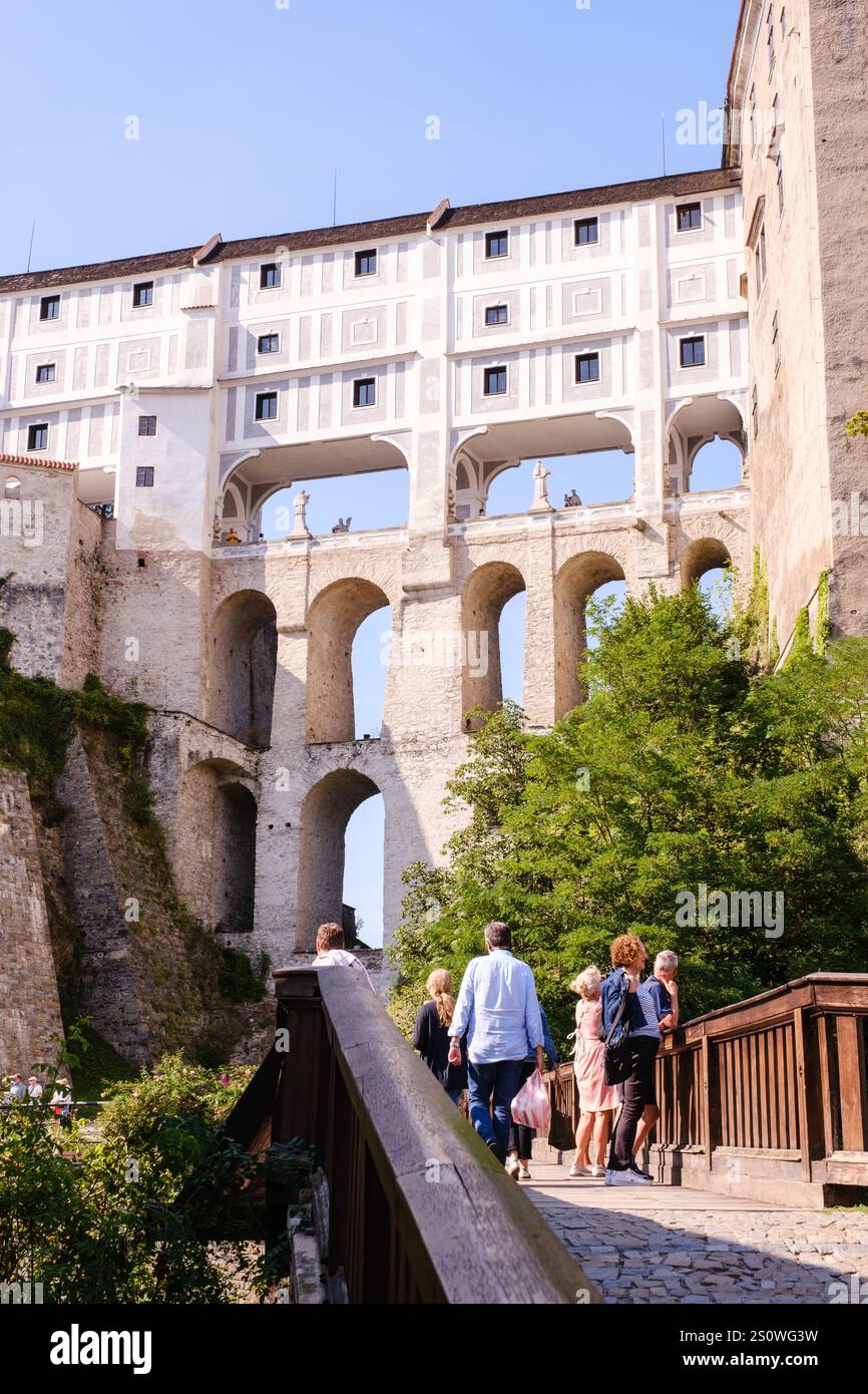 Schloss Cesky Krumlov und dreistöckige überdachte Bogenbrücke, Tschechien, Tschechien Stockfoto