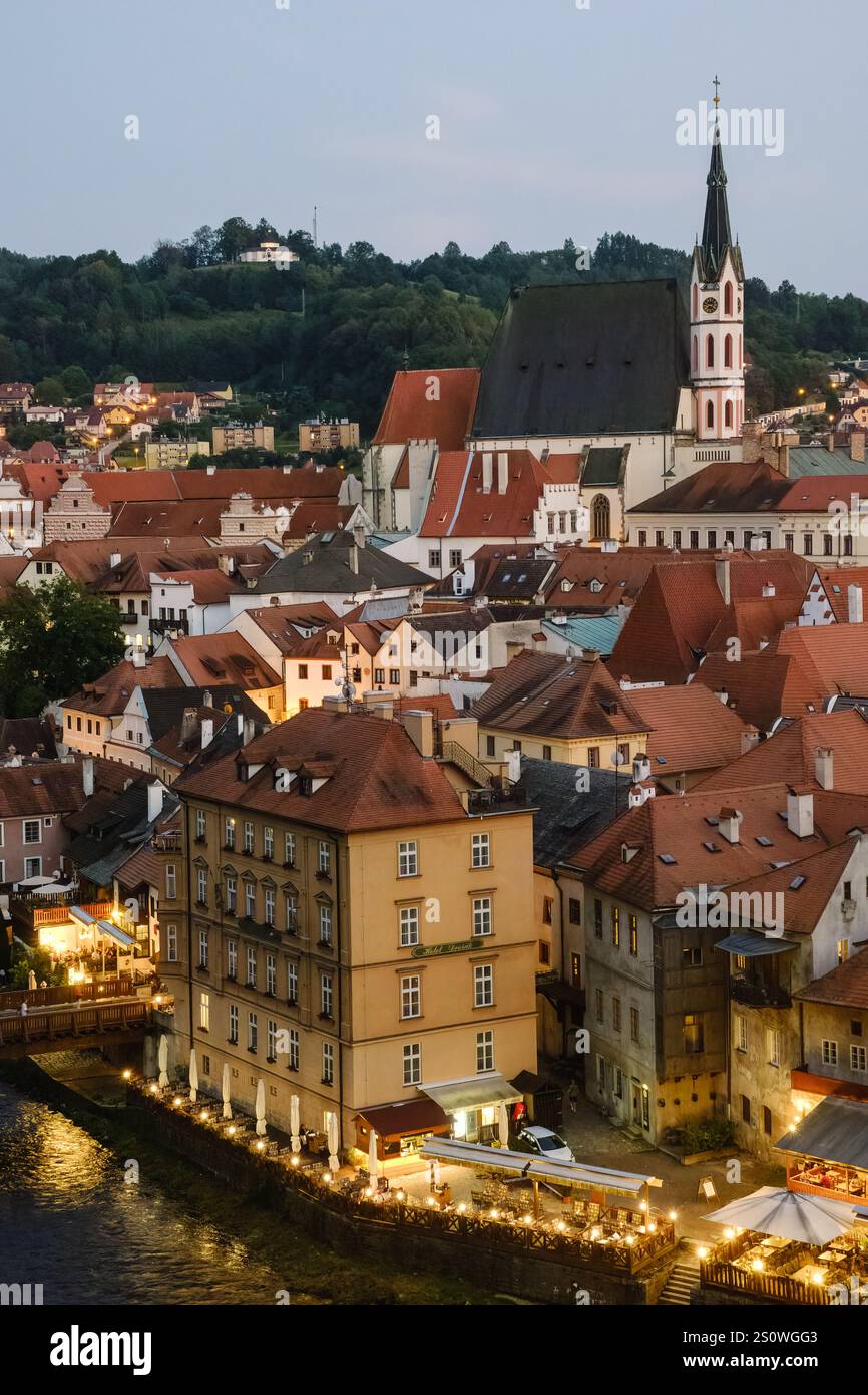 Cesky Krumlov Stadtbild, Am Frühen Abend. St.-Veit-Kirche in der Ferne. Tschechien, Tschechien Stockfoto