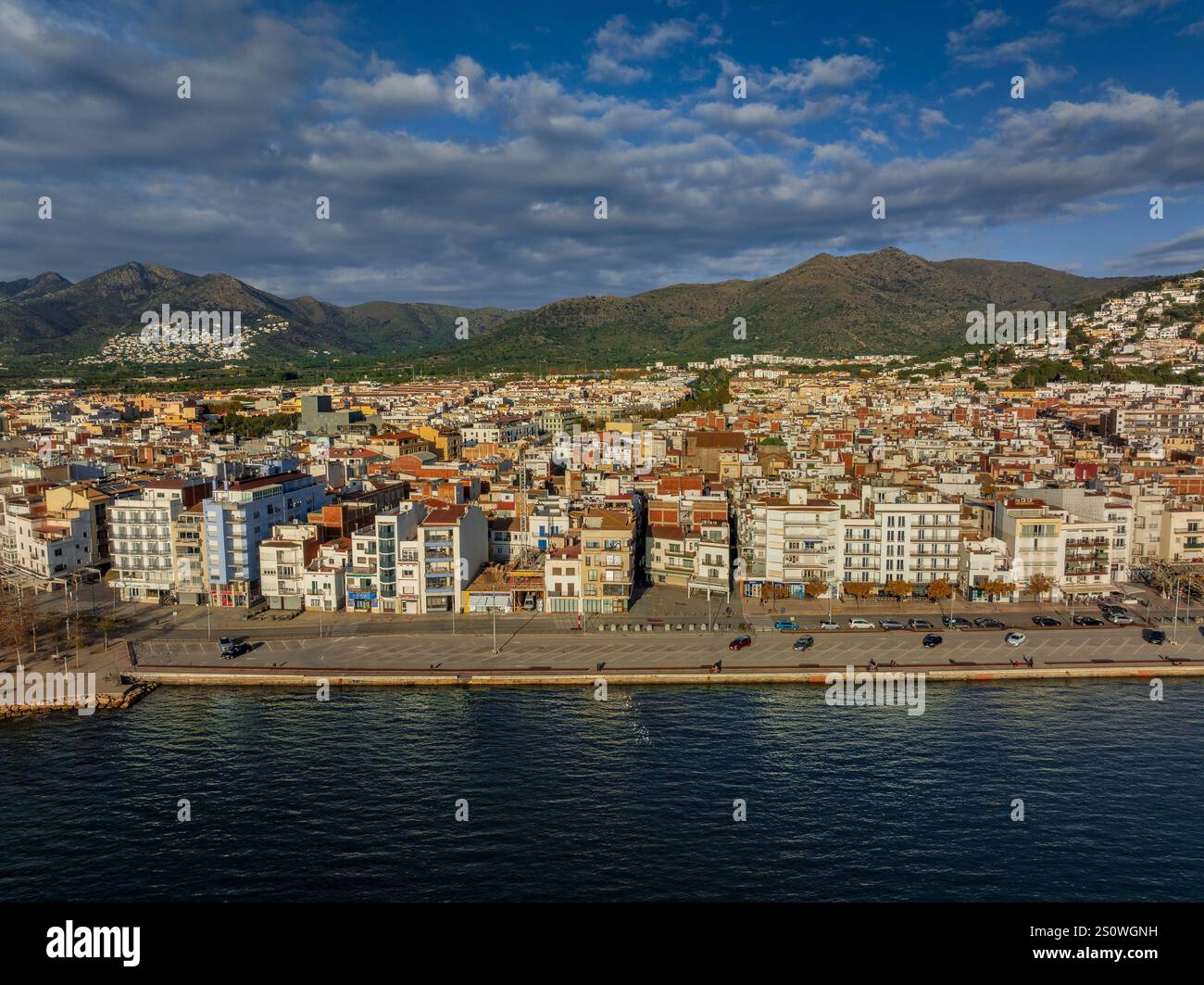 Luftaufnahme der Stadt Roses, zwischen dem Golf von Roses und dem Cap de Creus, in Costa Brava (Alt Empordà, Girona, Katalonien, Spanien) Stockfoto